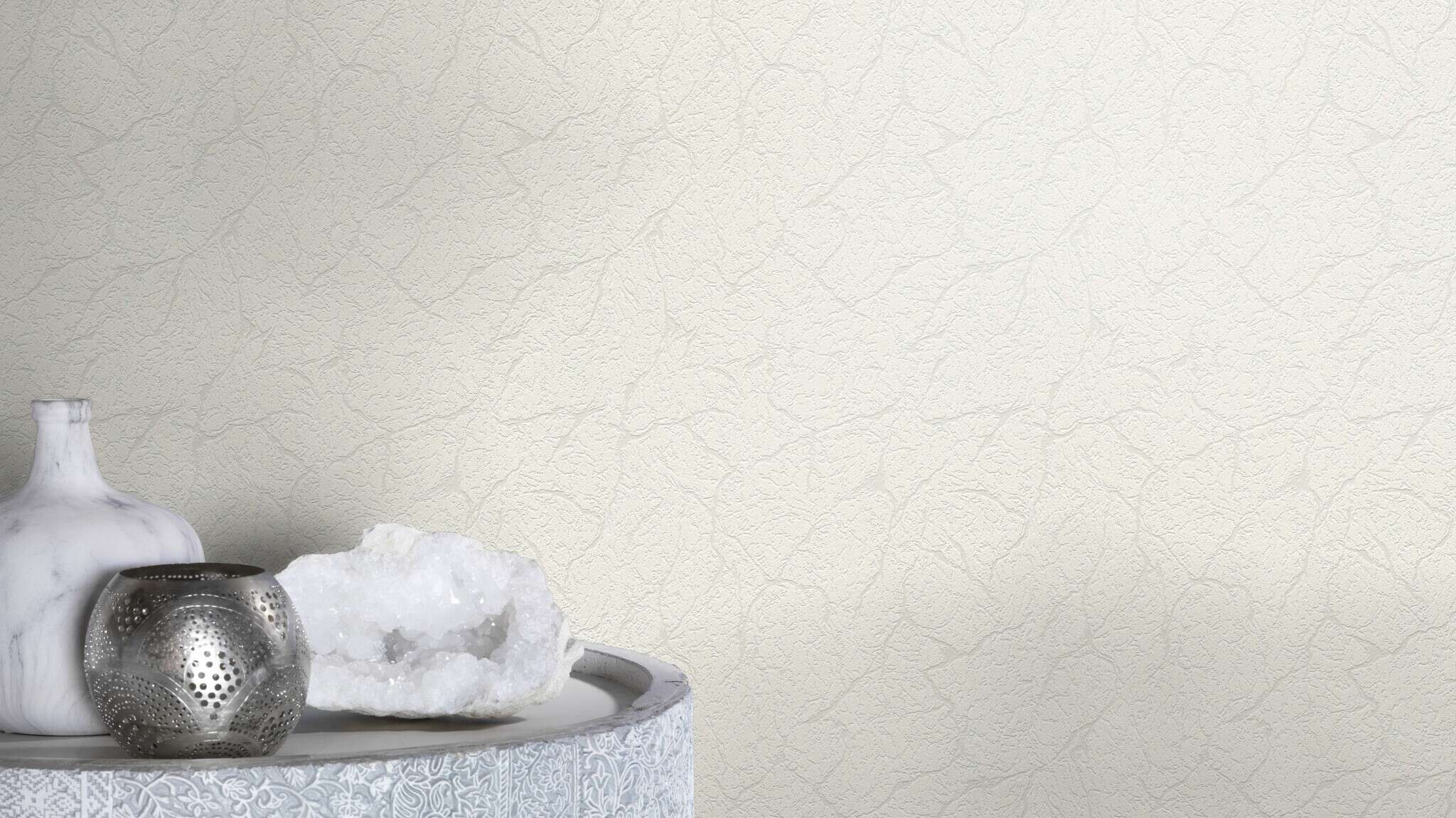 10-340518 Raumsituationen 3 Room with Wallpaper with a plaster texture and a slightly crinkled surface in light ivory