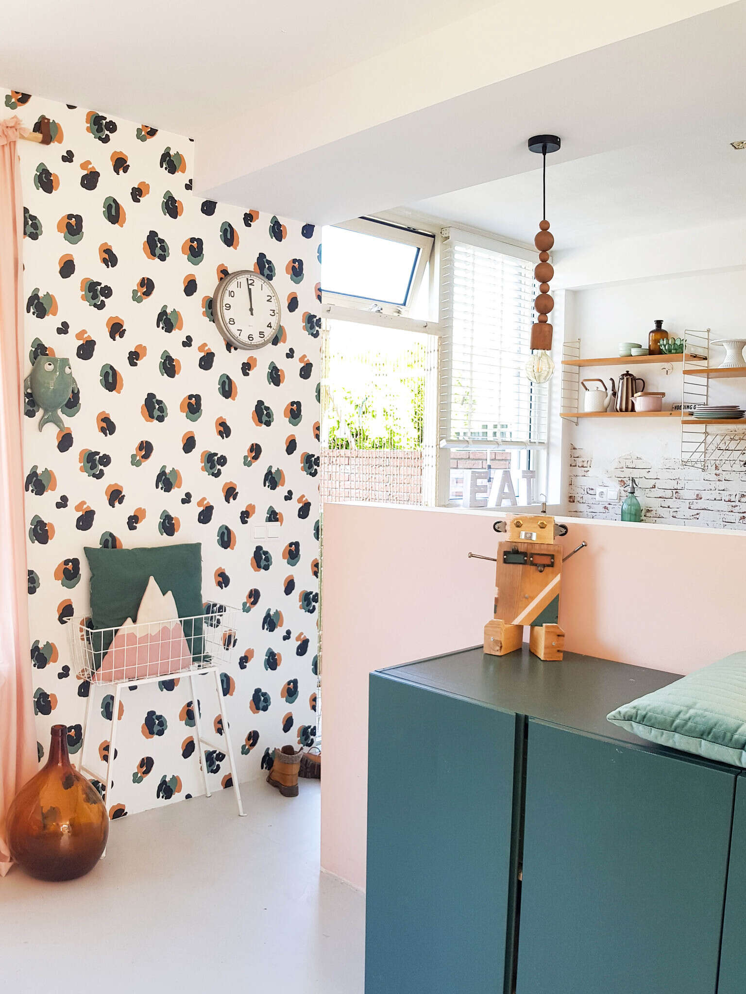 10-300136 Raumsituationen 1 Wall mural Leopard in Green | Roomblush - RB225