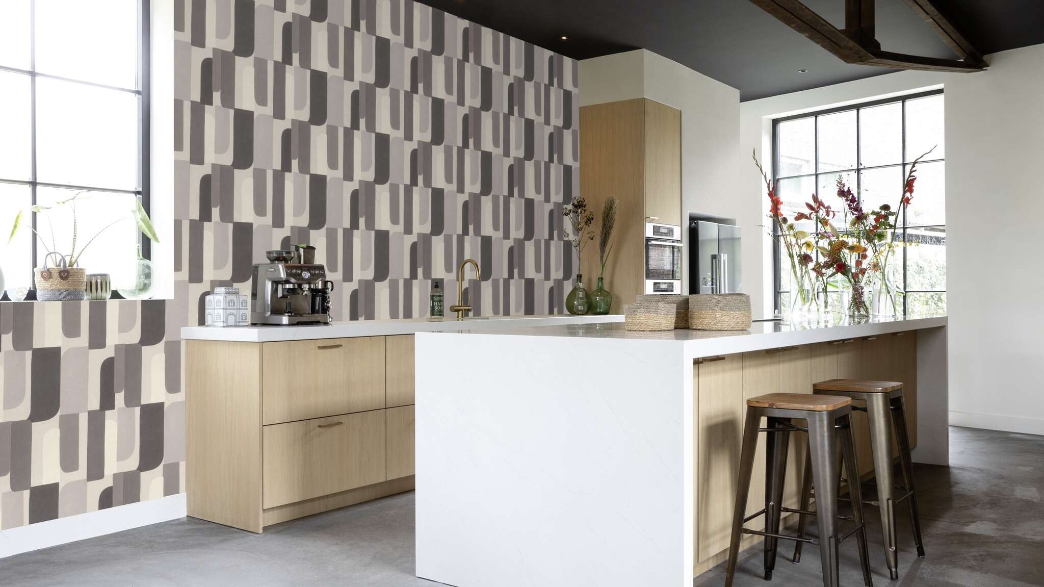 10-330502 Raumsituationen 1 Room with Geometric wallpaper in shades of grey with a 70s-inspired design – timelessly modern.