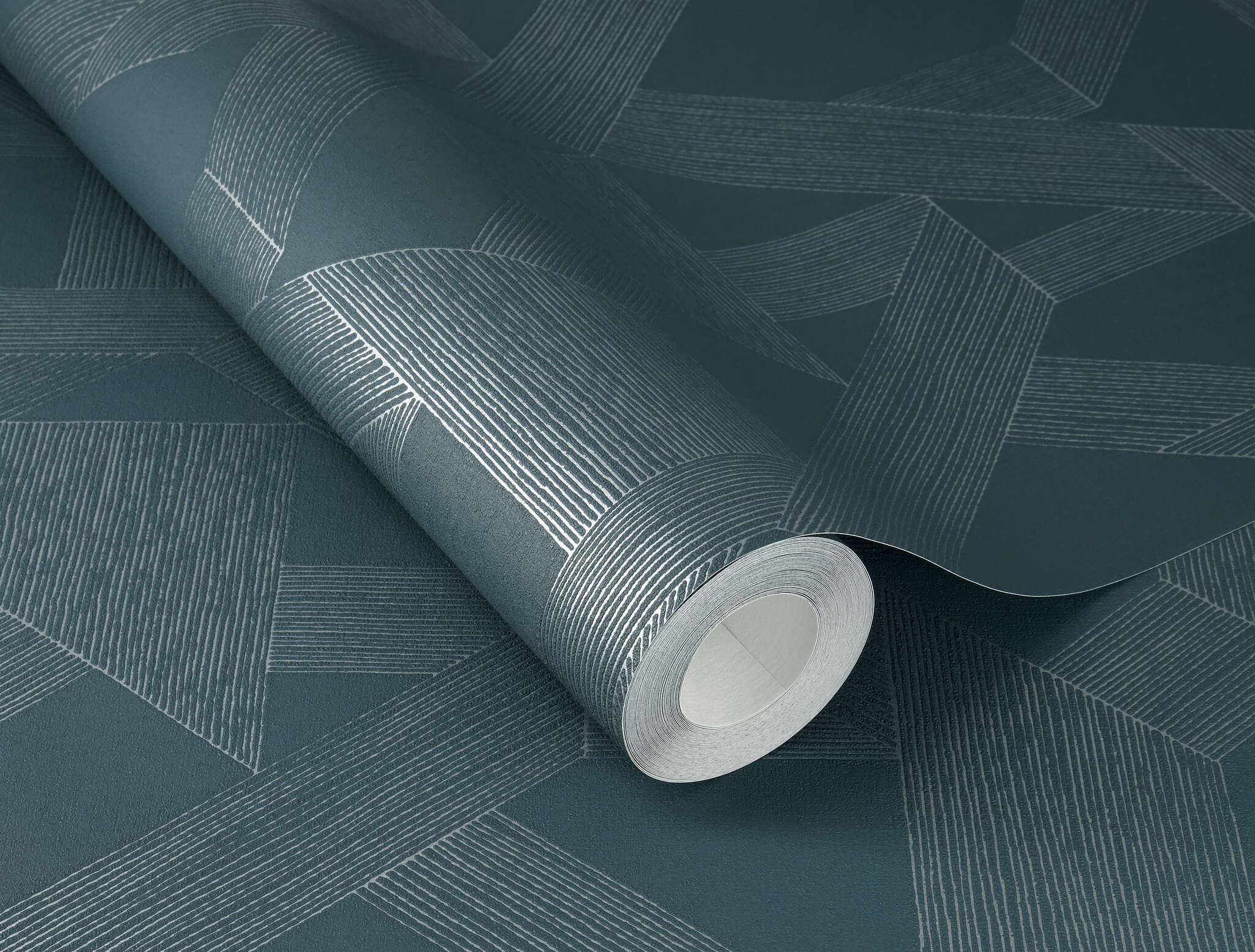 10-600414 Detailaufnahmen 1 Detailed image of Geometric wallpaper with lines and diamonds