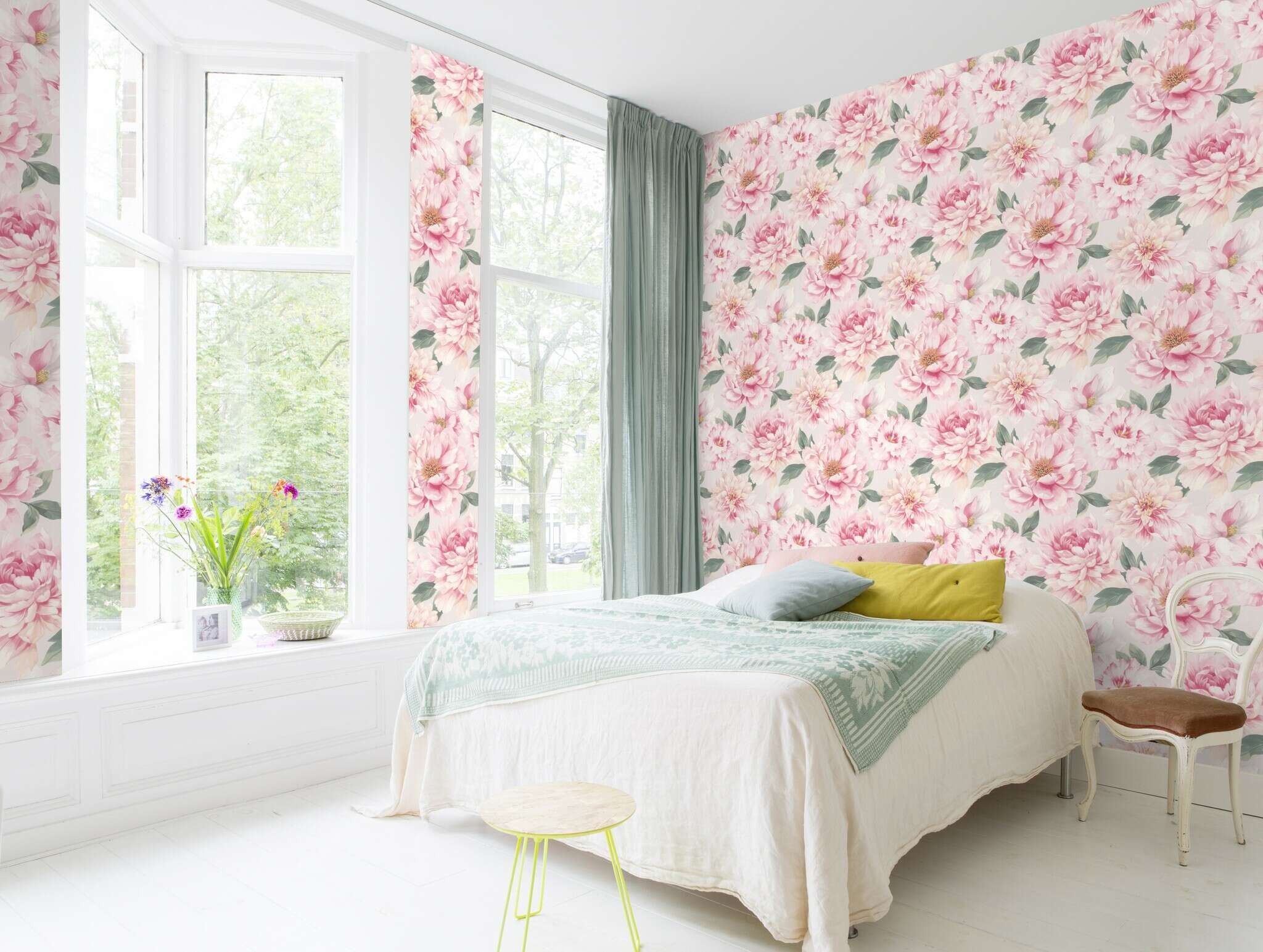10-201345 Raumsituationen 2 Une chambre avec Motif floral romantique avec des pivoines luxuriantes dans des tons roses et des feuilles vertes