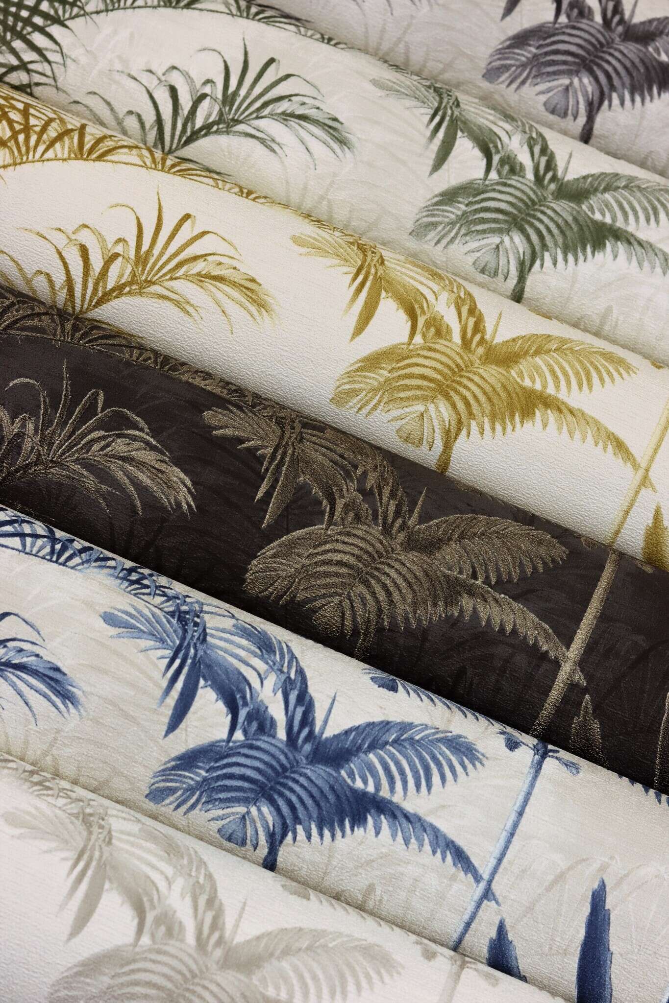 10-555158 Detailaufnahmen 4 Detailed image of Palm wallpaper with exotic leaves in a vintage look and plaster texture