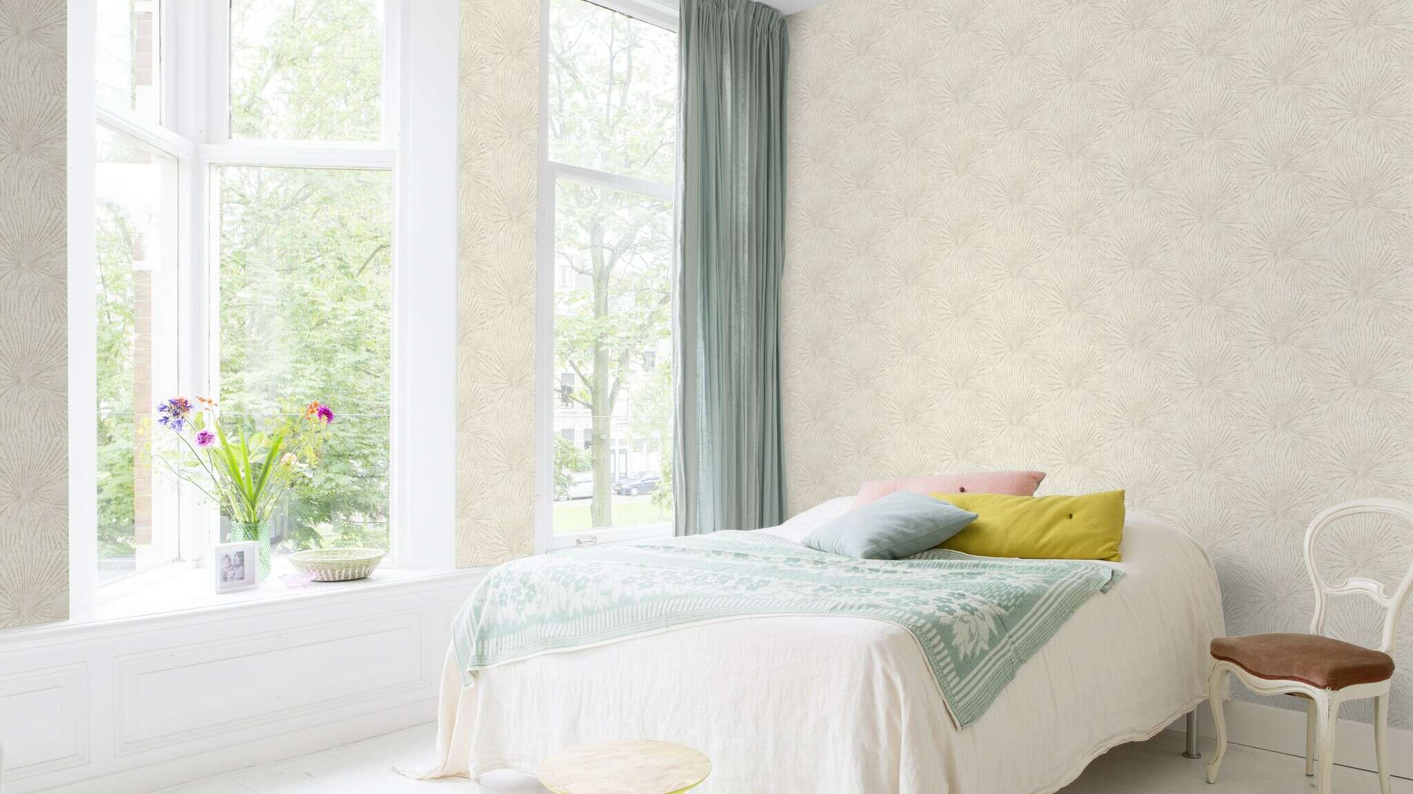 10-555721 Raumsituationen 2 Room with Wallpaper with drawn palm fronds in shabby chic style