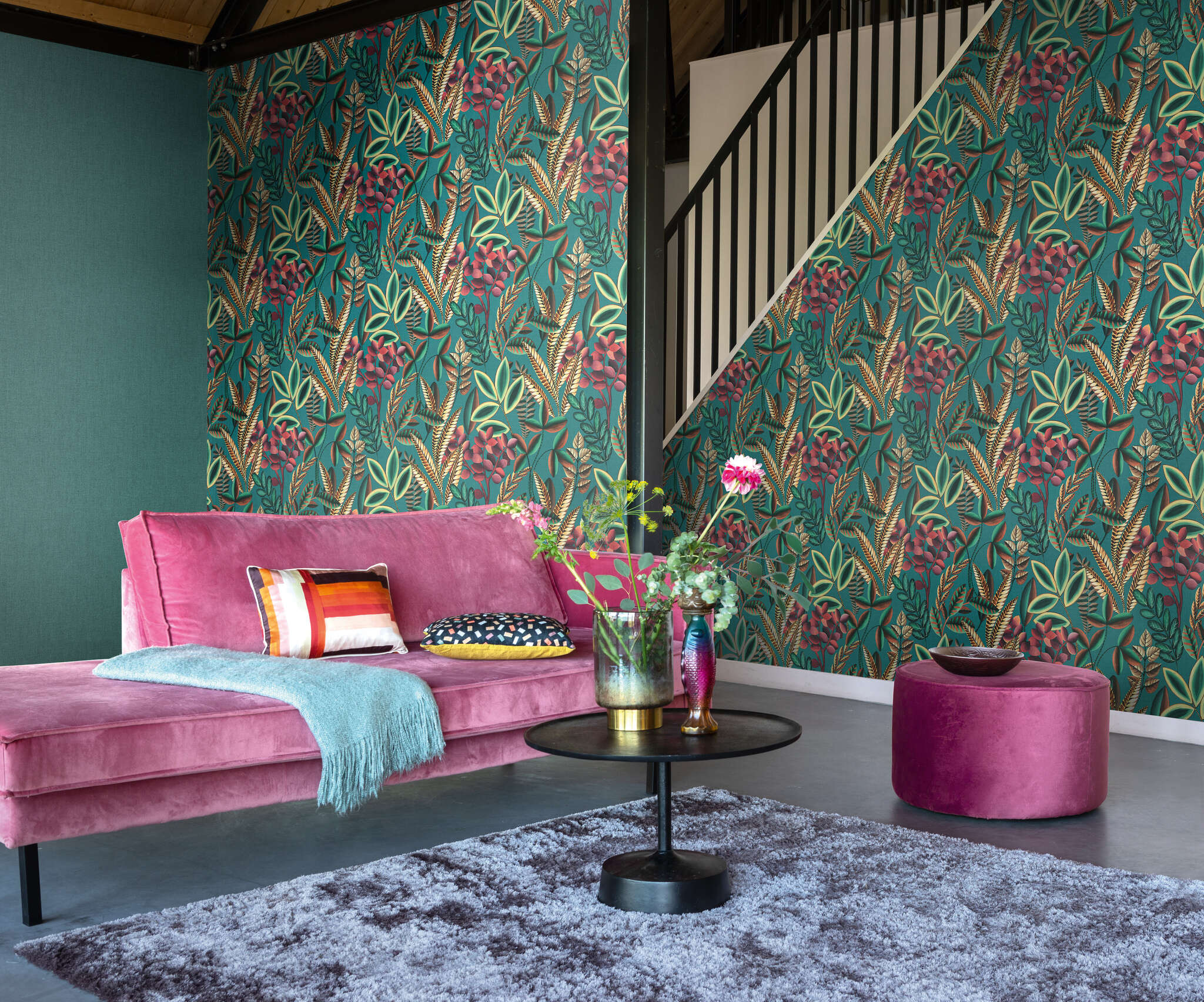 10-485547 Raumbilder 1 Room with Imaginative plants in red, pink, apricot and turquoise on a petrol-coloured background