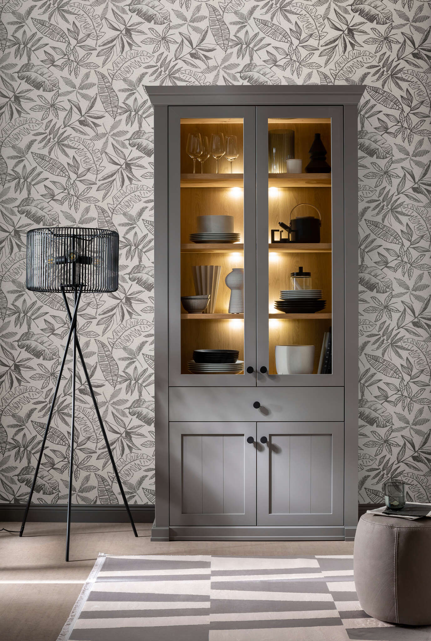 10-600575 Raumbilder 2 Room with Wallpaper with large, sketched leaves in comic style
