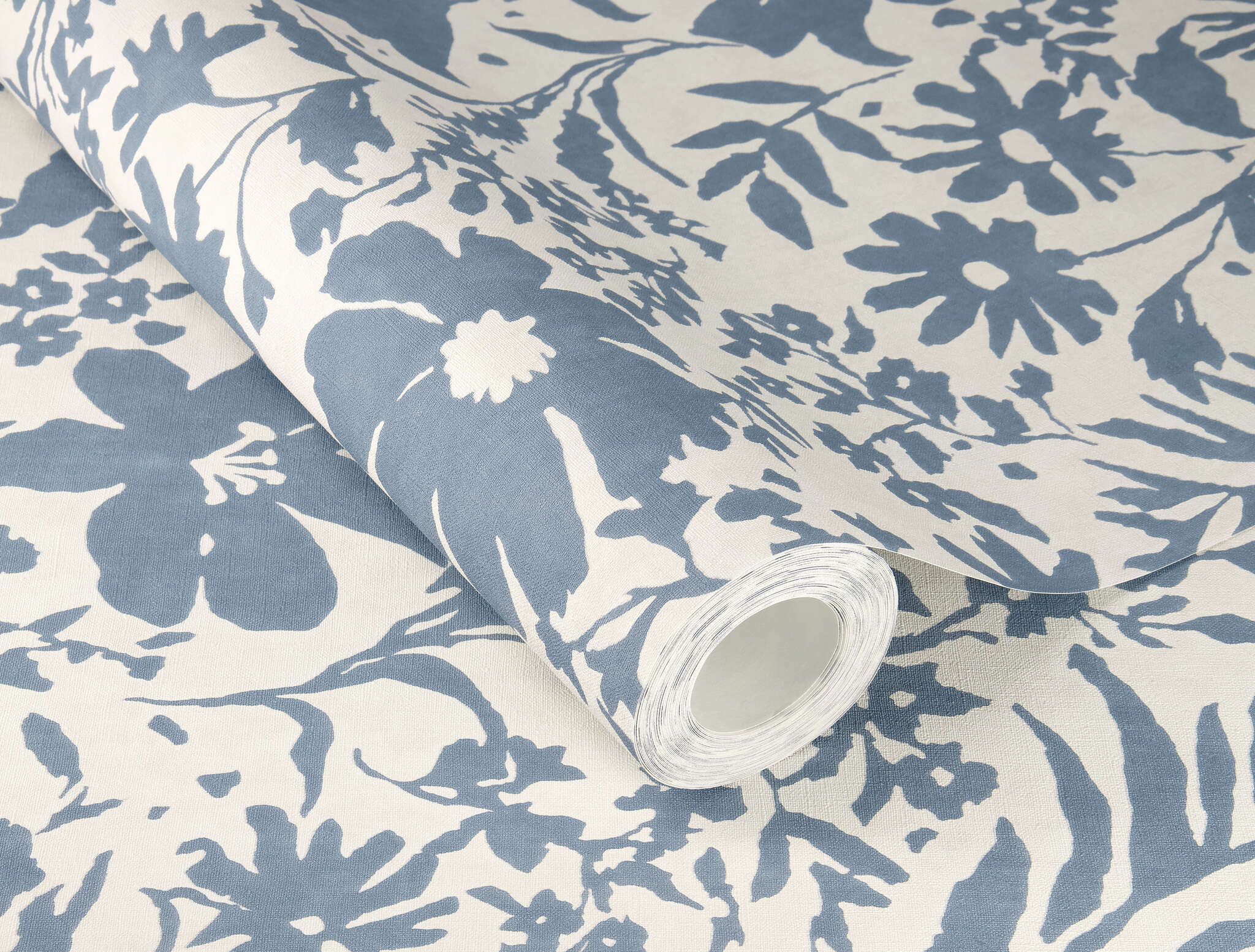 10-330410 Detailaufnahmen 1 Image détaillée de Motif floral bleu classique sur fond blanc – frais, convivial et charmantement rustique.