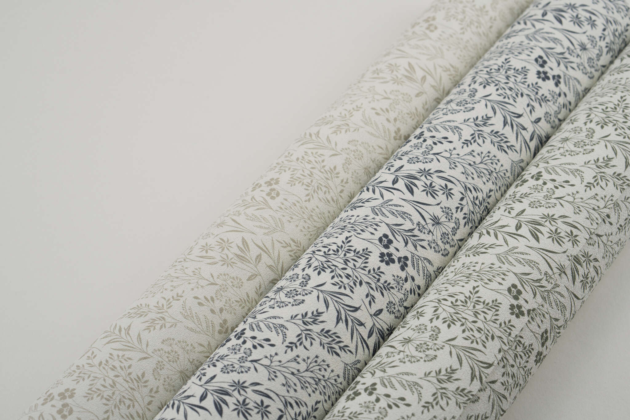 10-709360 Detailaufnahmen 3 Non-woven wallpaper in blue-light cream Farmhouse 709360