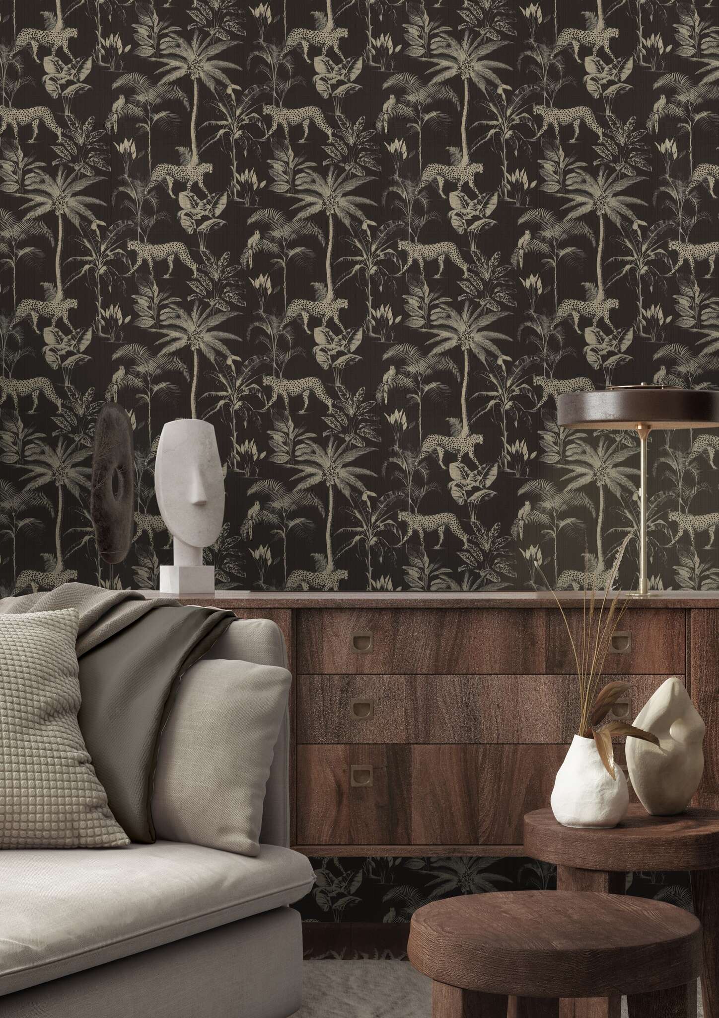 10-409031 Raumsituationen 2 Une chambre avec Papier peint non tissé foncé avec motif jungle exotique, léopards et palmiers dans un style vintage.