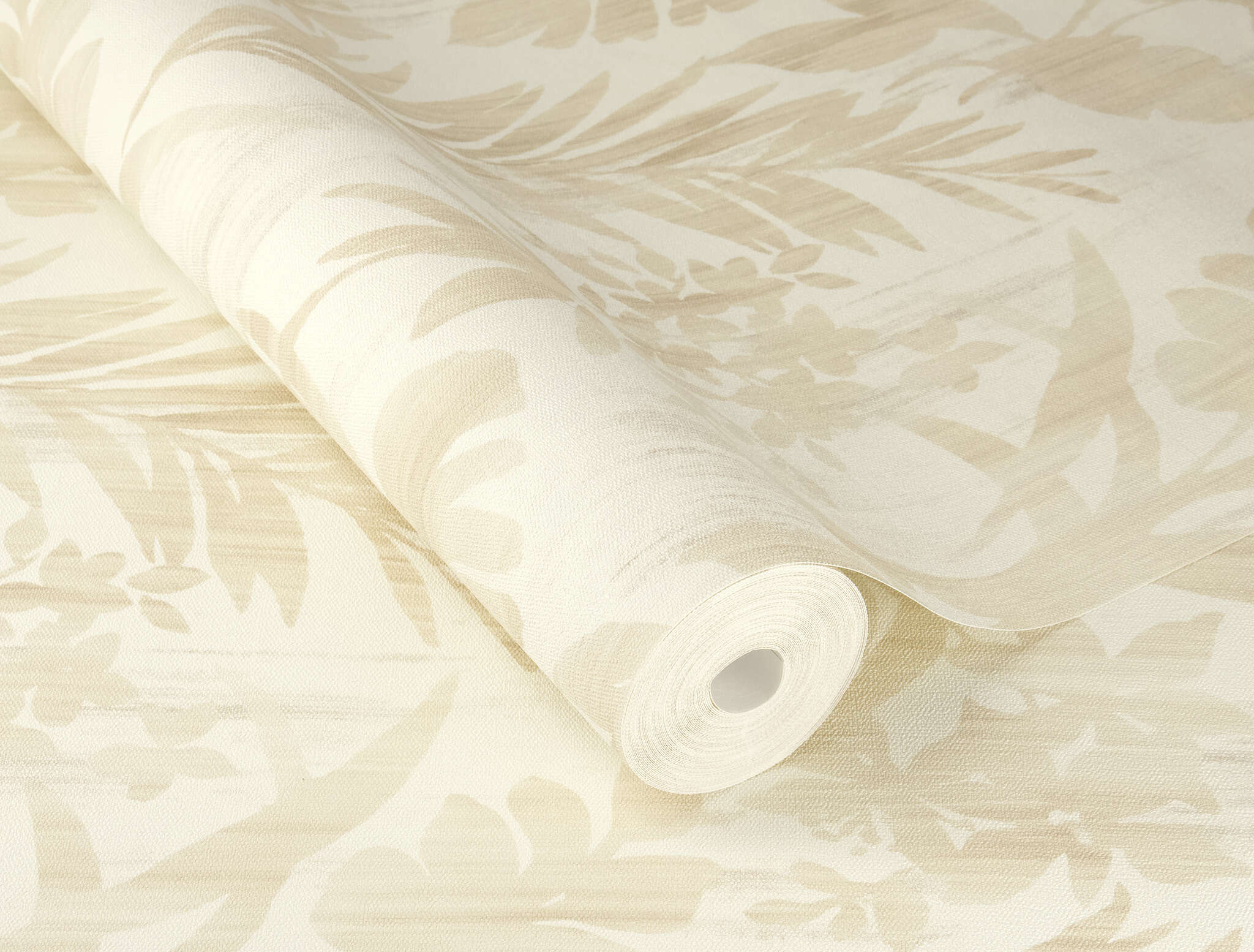 10-410570 Detailaufnahmen 1 Detailed image of Non-woven wallpaper with a tropical leaf pattern in sand and beige tones on a light background.