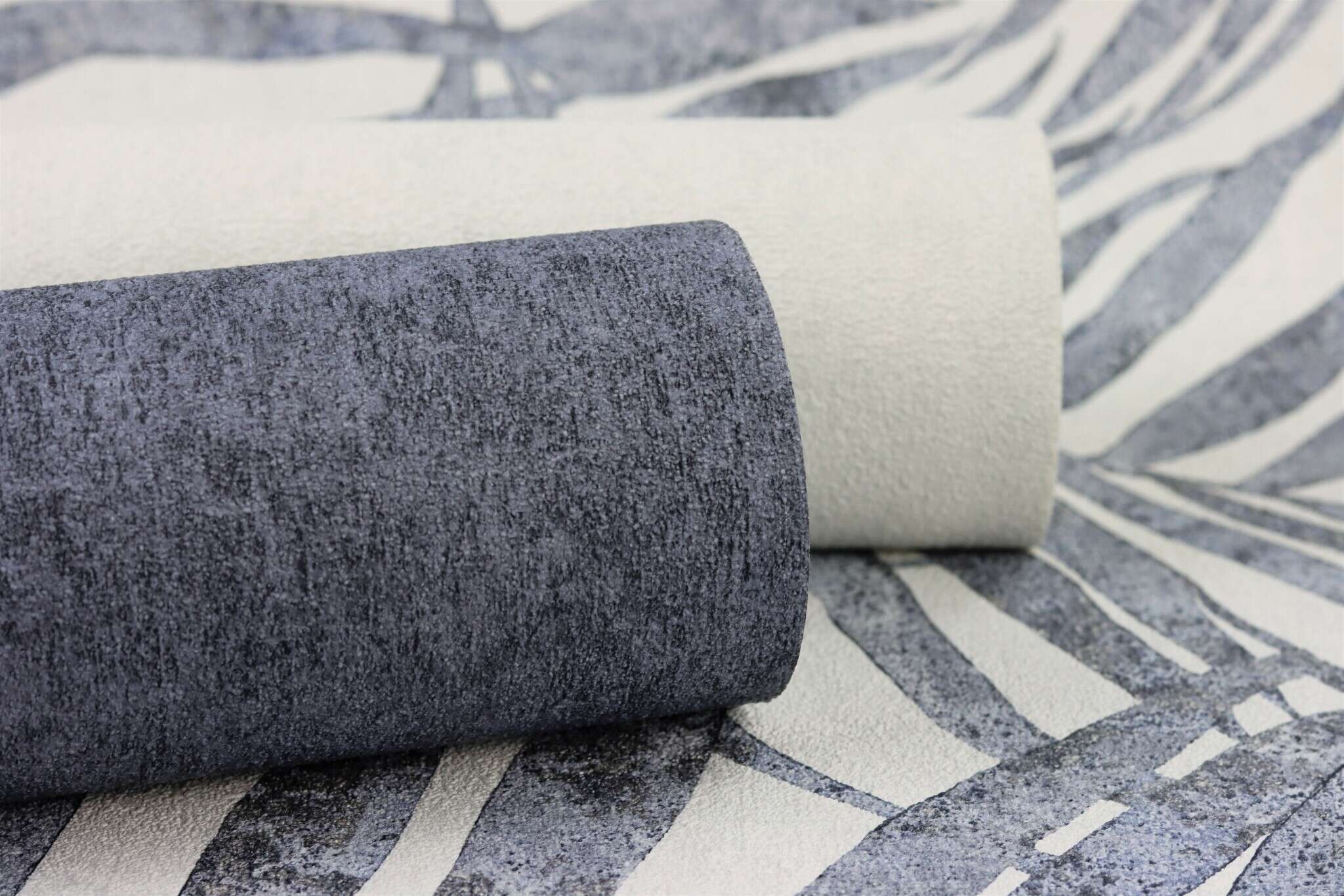 10-617429 Detailaufnahmen 4 Palm leaves non-woven wallpaper in blue-demin Indigo Selection 617429