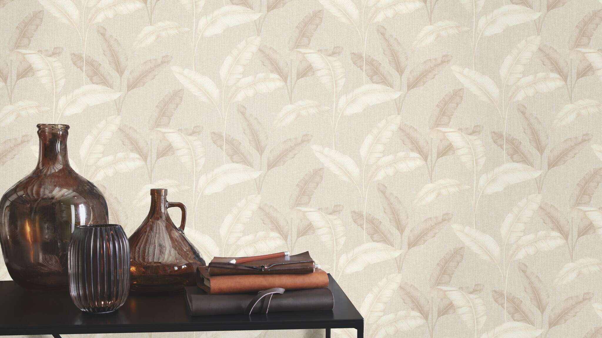 10-200331 Raumsituationen 1 Room with Friendly, light wallpaper with a tropical leaf design in tone-on-tone beige