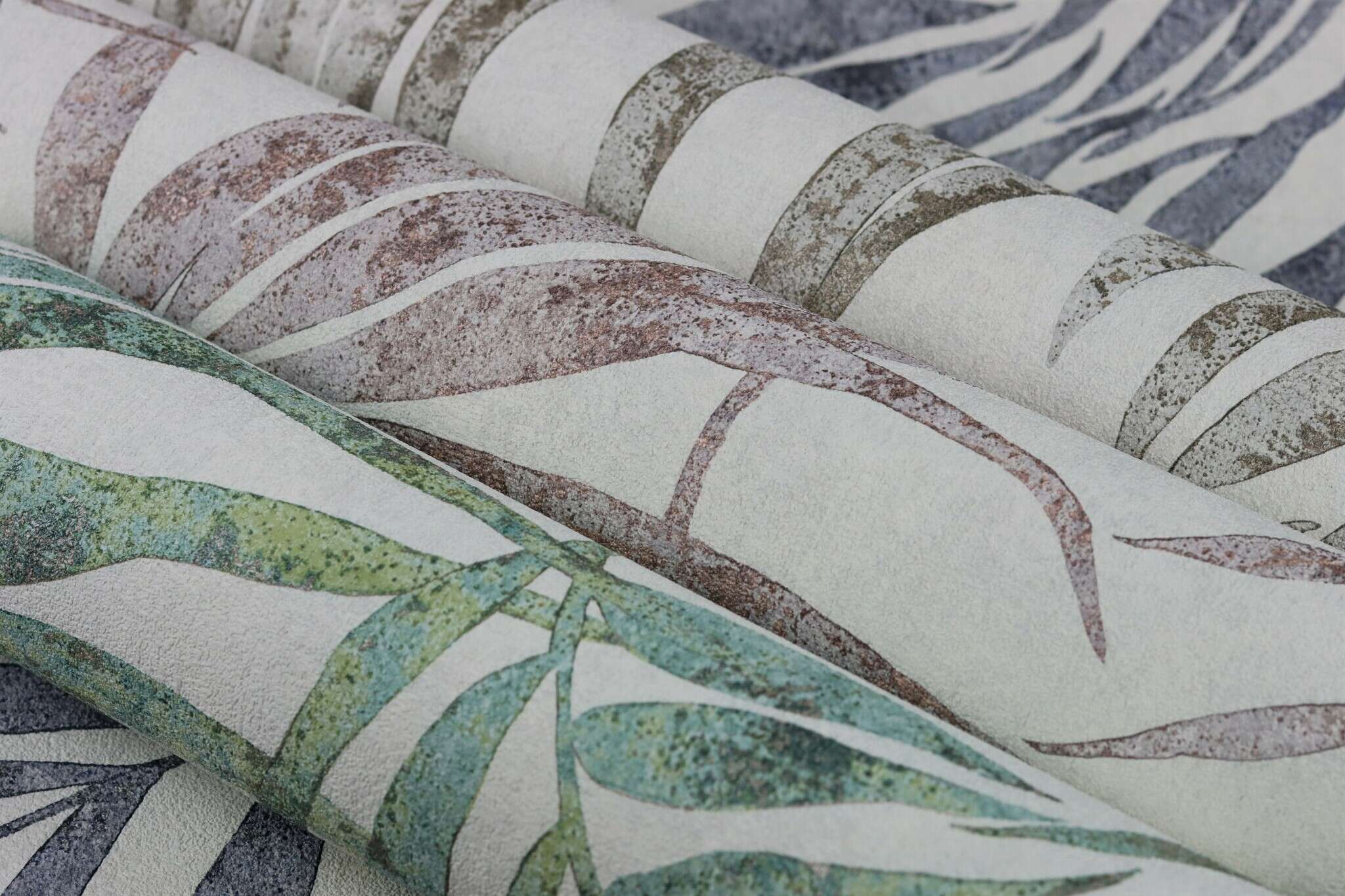 10-617429 Detailaufnahmen 12 Palm leaves non-woven wallpaper in blue-demin Indigo Selection 617429
