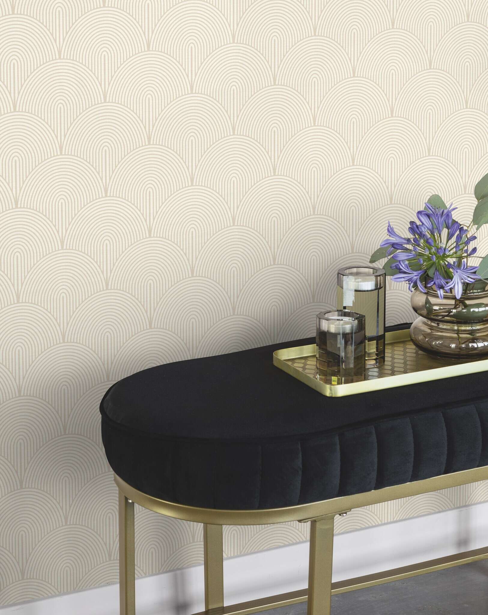10-689716 Raumsituationen 2 Room with Vintage wallpaper with curved lines in Art Deco style