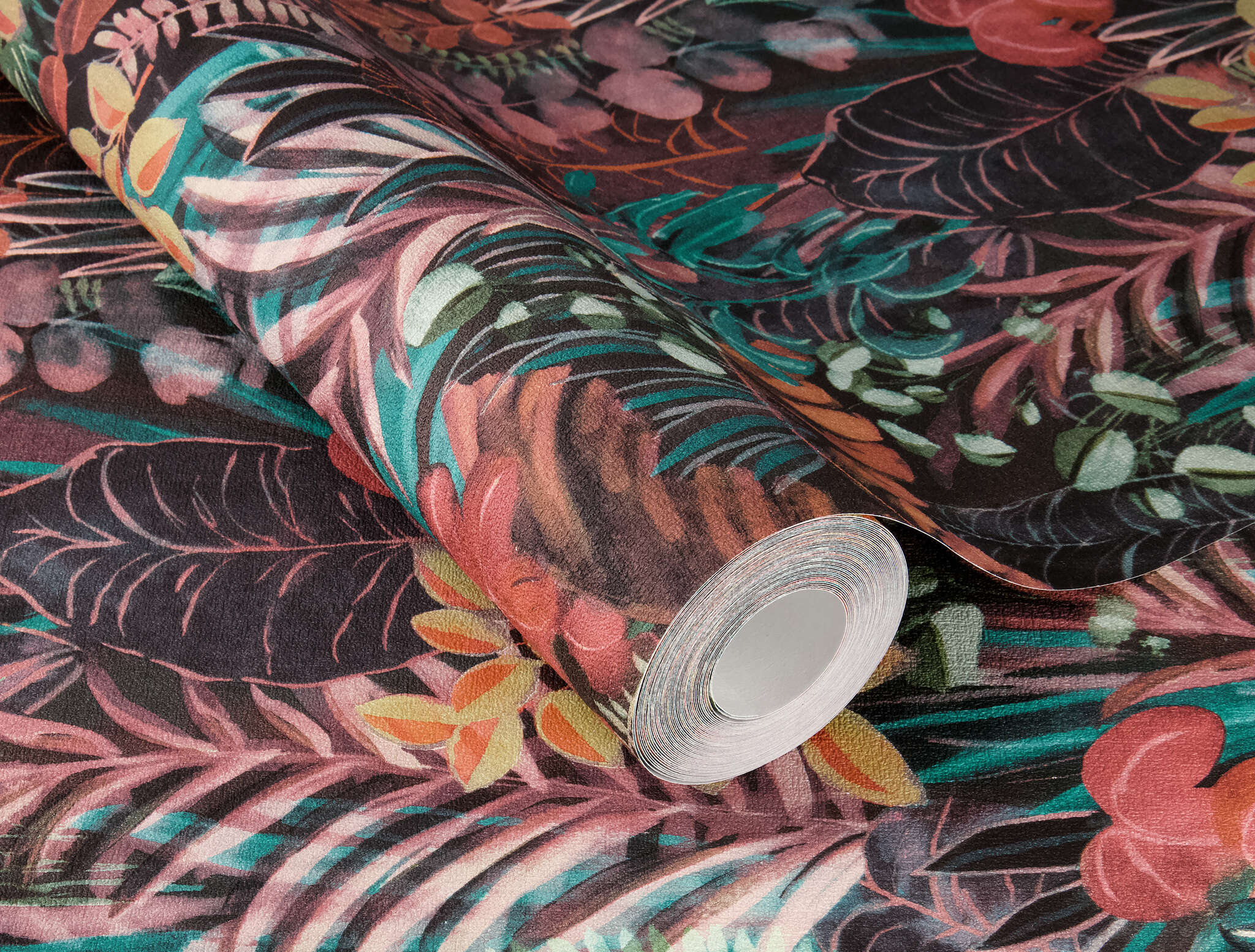 10-600636 Detailaufnahmen 1 Detailed image of Tropical wallpaper with hand-painted leaves