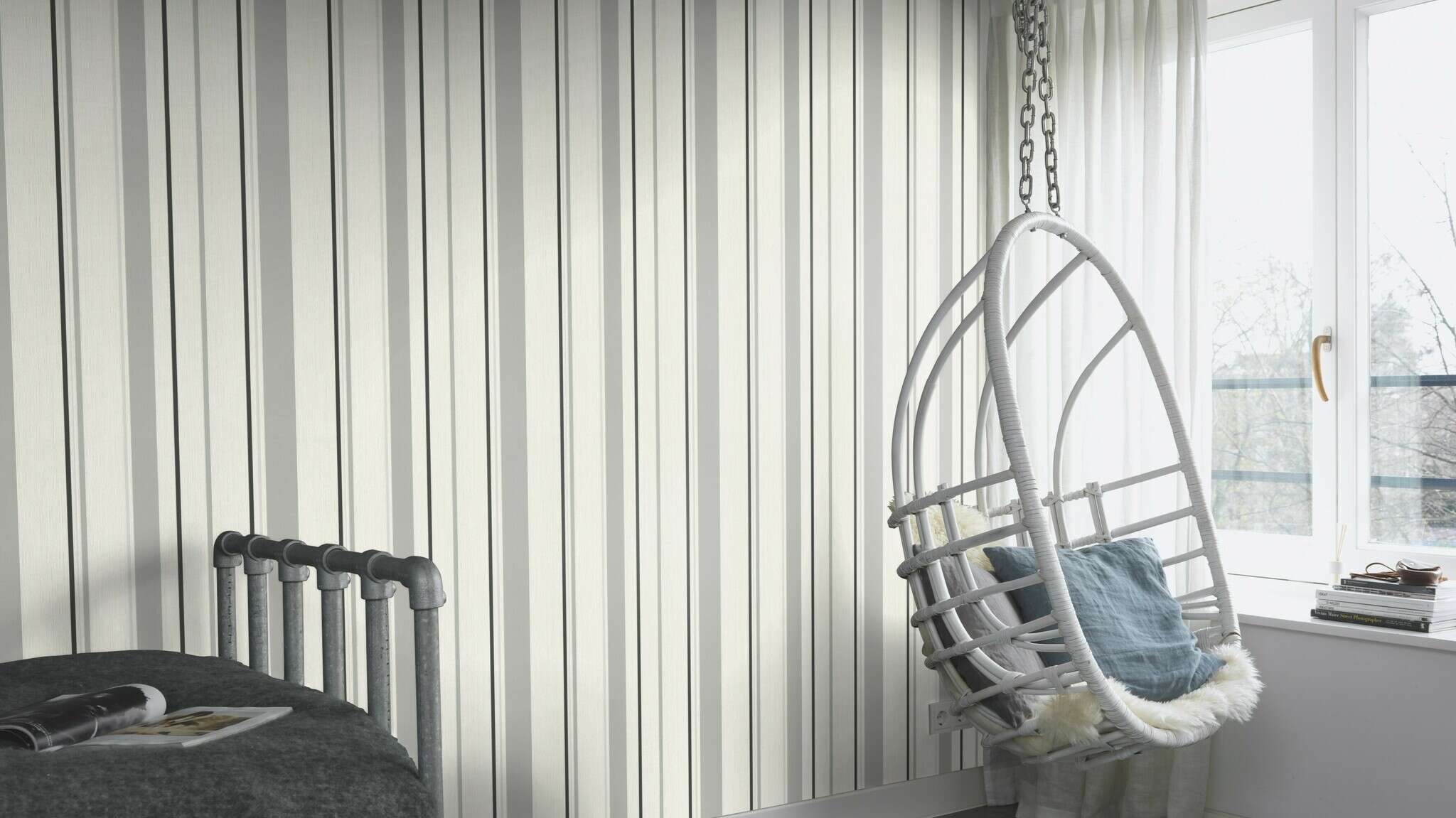 10-536256 Raumsituationen 4 Room with Striped wallpaper with different textures