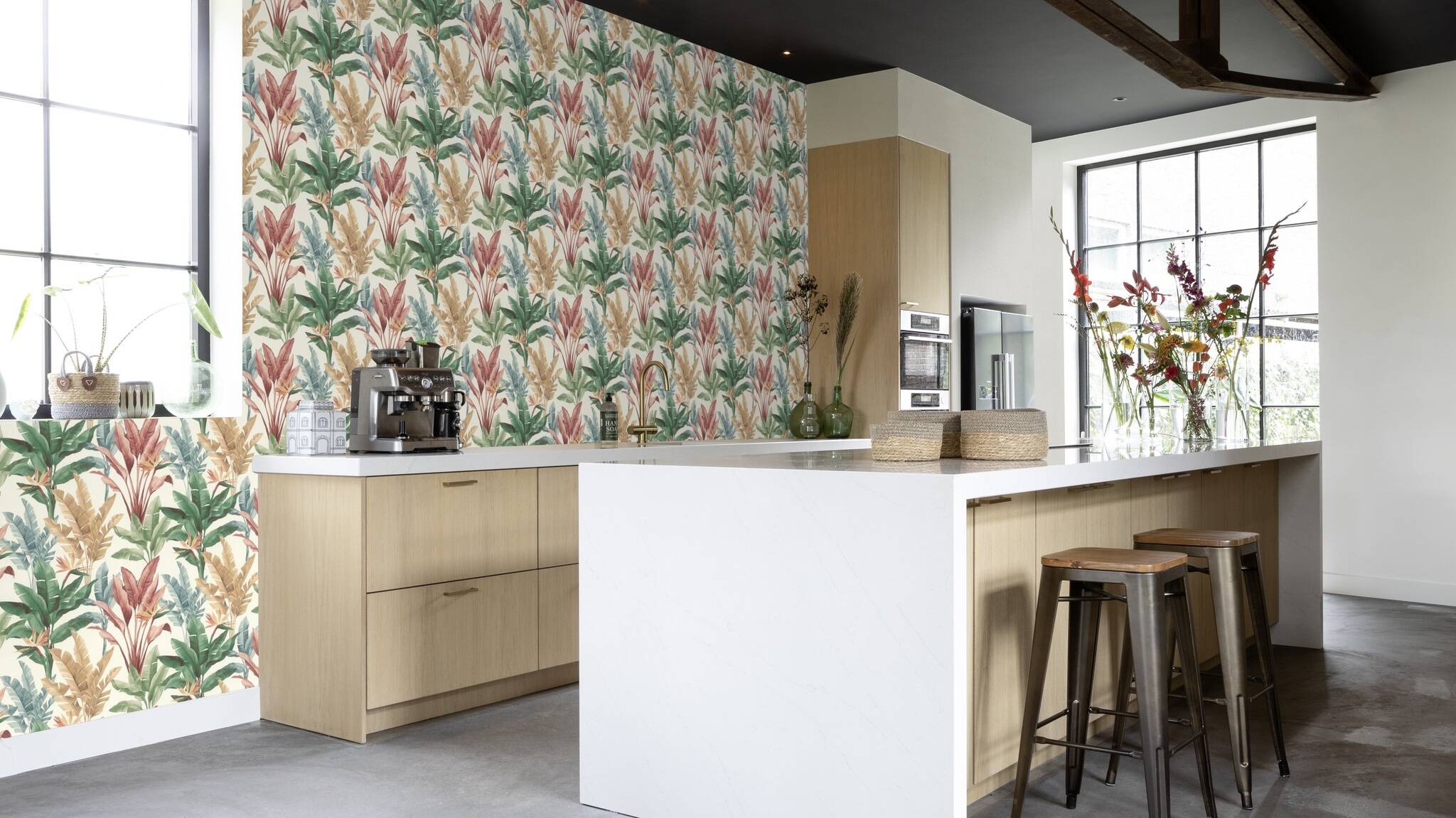 10-793512 Raumsituationen 2 Room with Tropical wallpaper with sketched plants and palm trees in a watercolour look