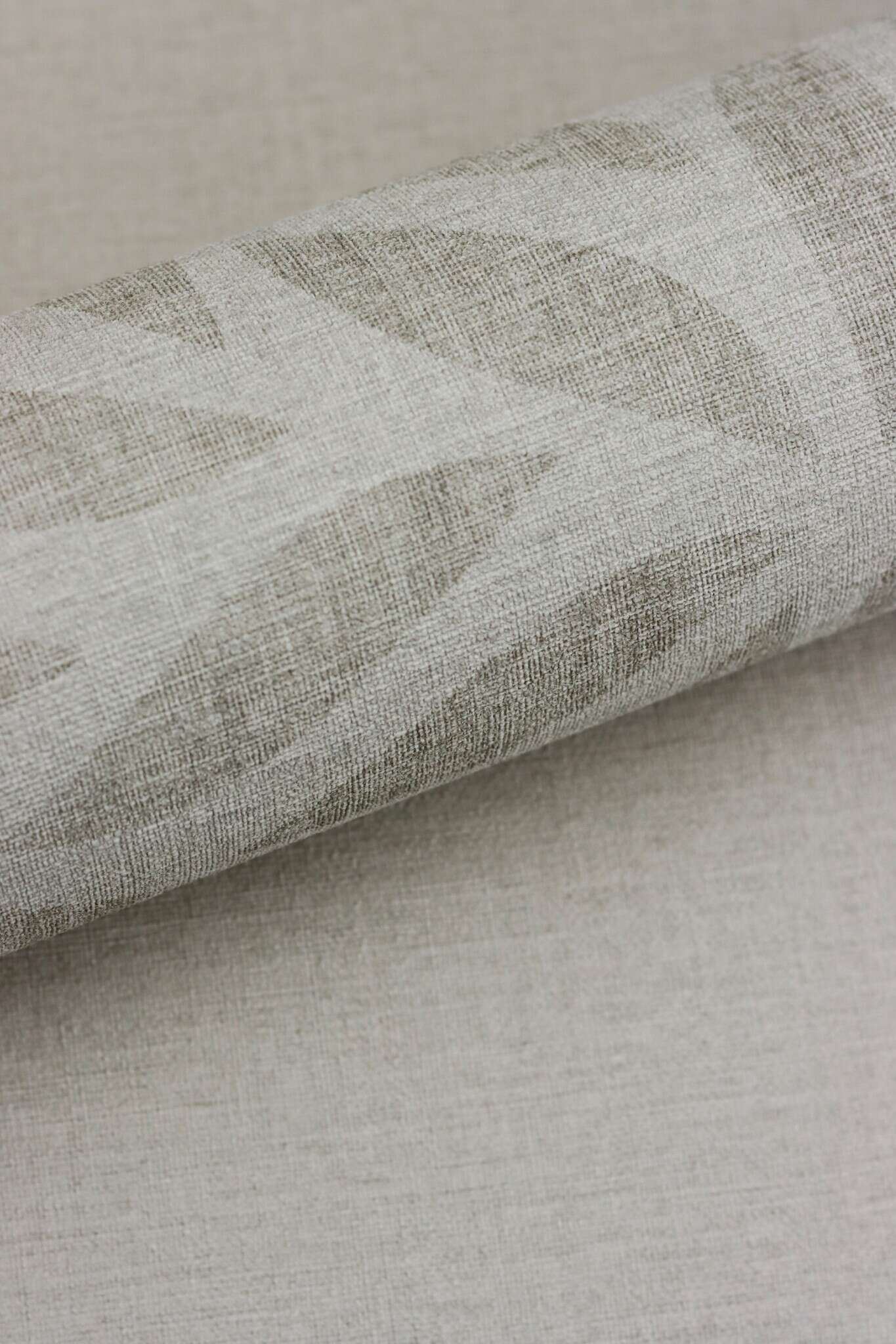 10-448634 Detailaufnahmen 1 Detailbild von Unifarbene Tapete in Beige mit textiler Leinenartiger Oberfläche, ideal für wohnliche Raumkonzepte.