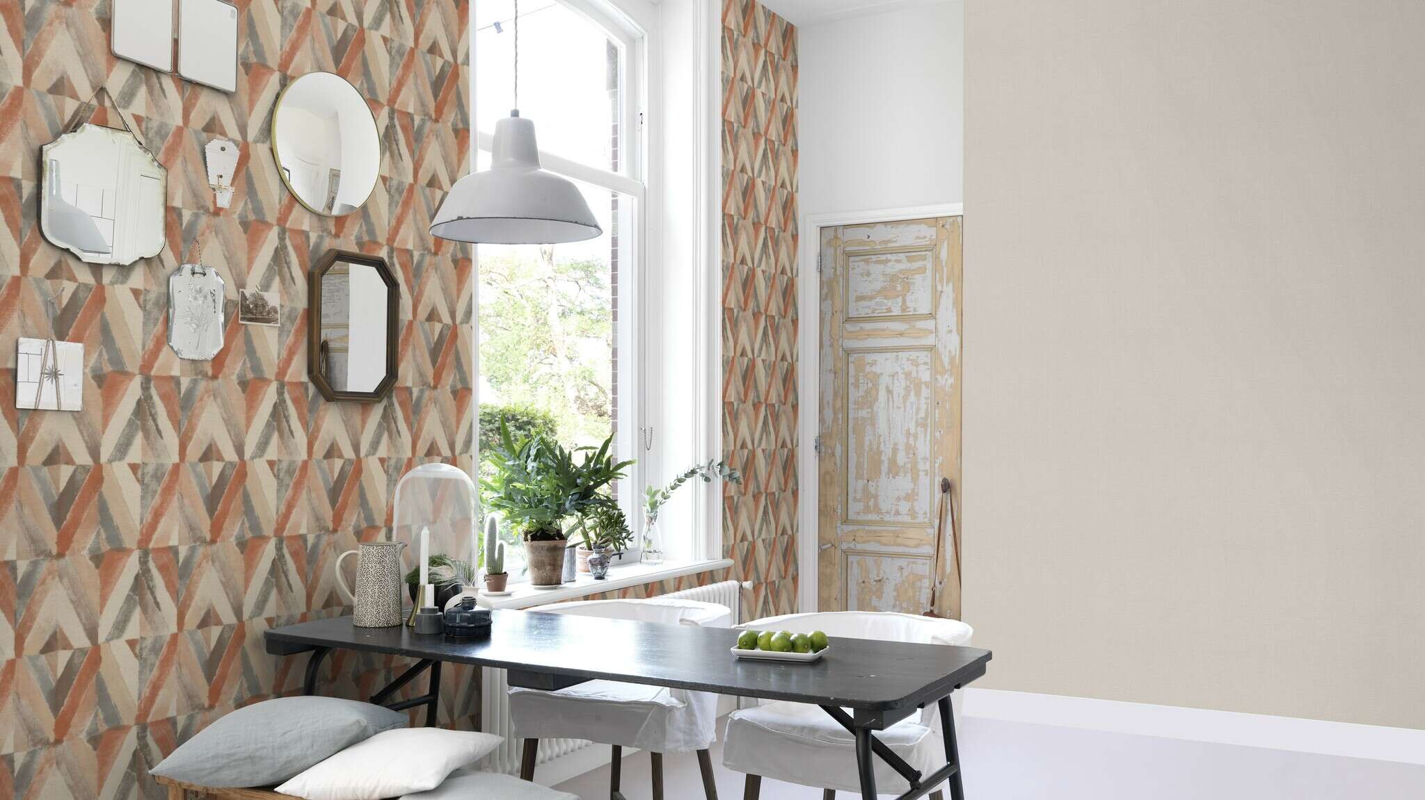 10-452013 Raumsituationen 5 Room with Subtle light beige wallpaper with a textile look and textile surface.