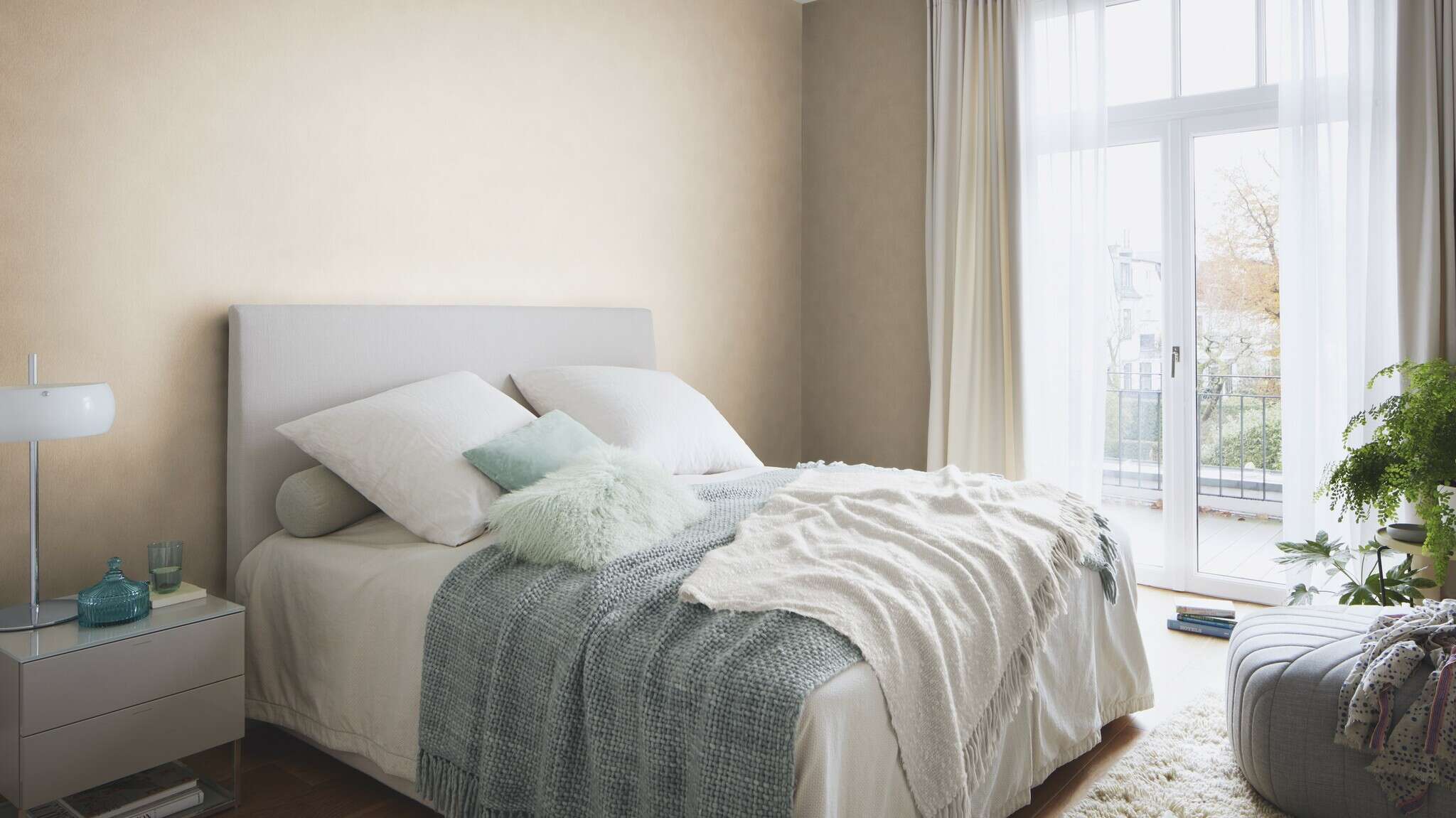 10-751055 Raumsituationen 2 Une chambre avec Papier peint uni aspect fourrure