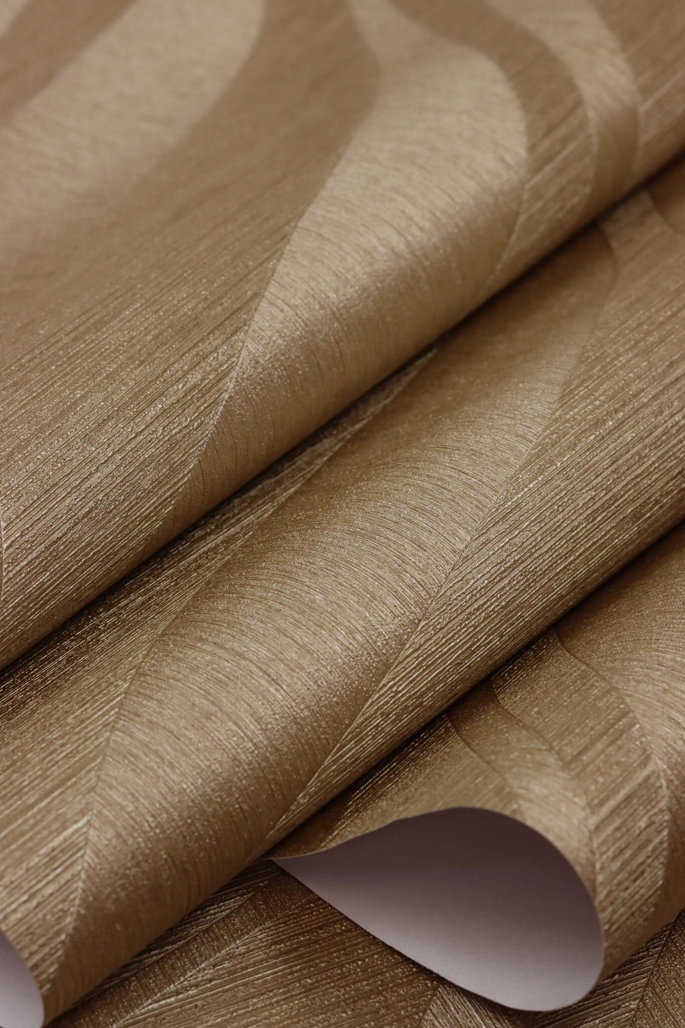 10-608052 Detailaufnahmen 4 Detailed image of Graphic wallpaper with waves and grooved texture