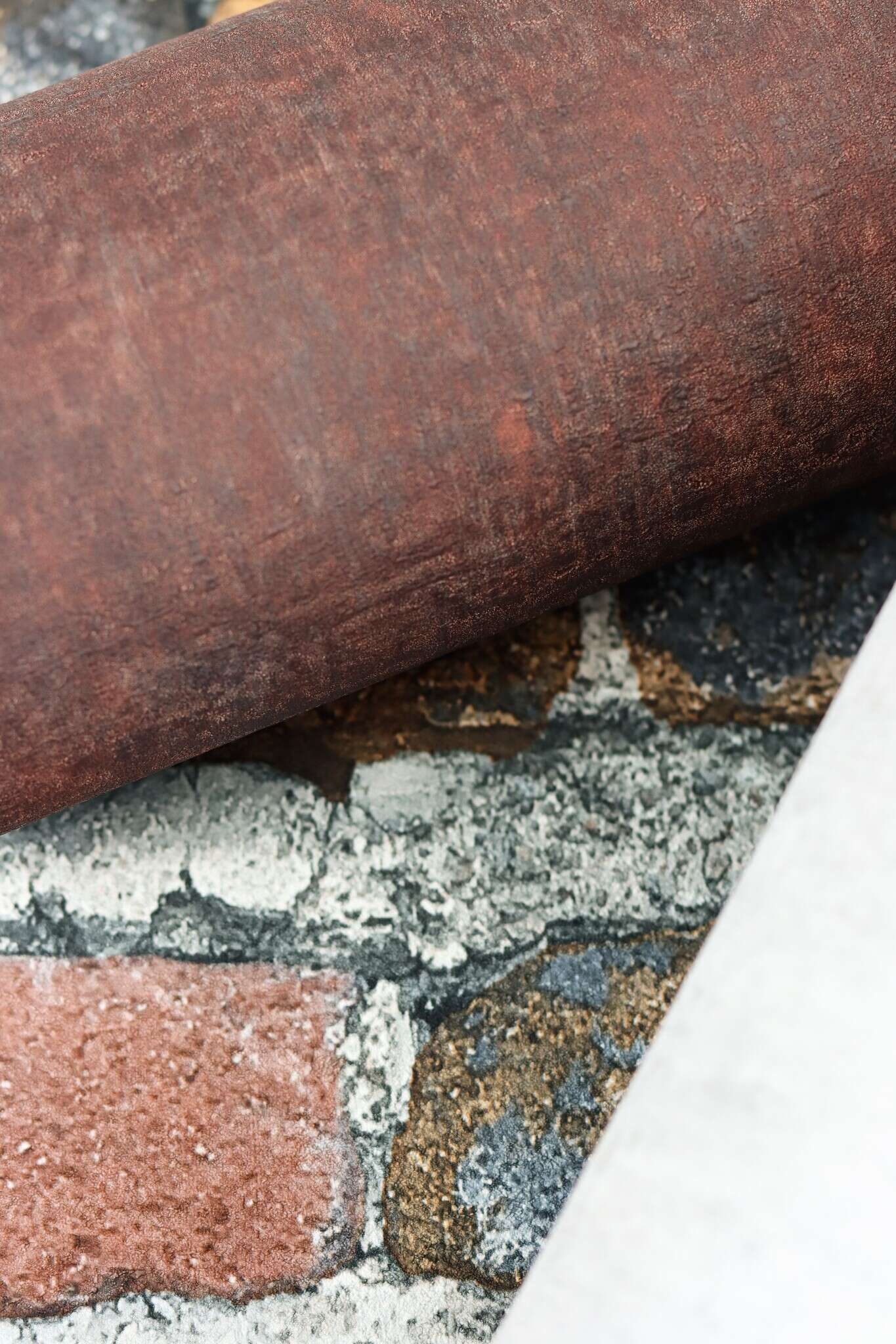 Detailed image of Non-woven wallpaper with a fine, textile-like texture in a taupe look.