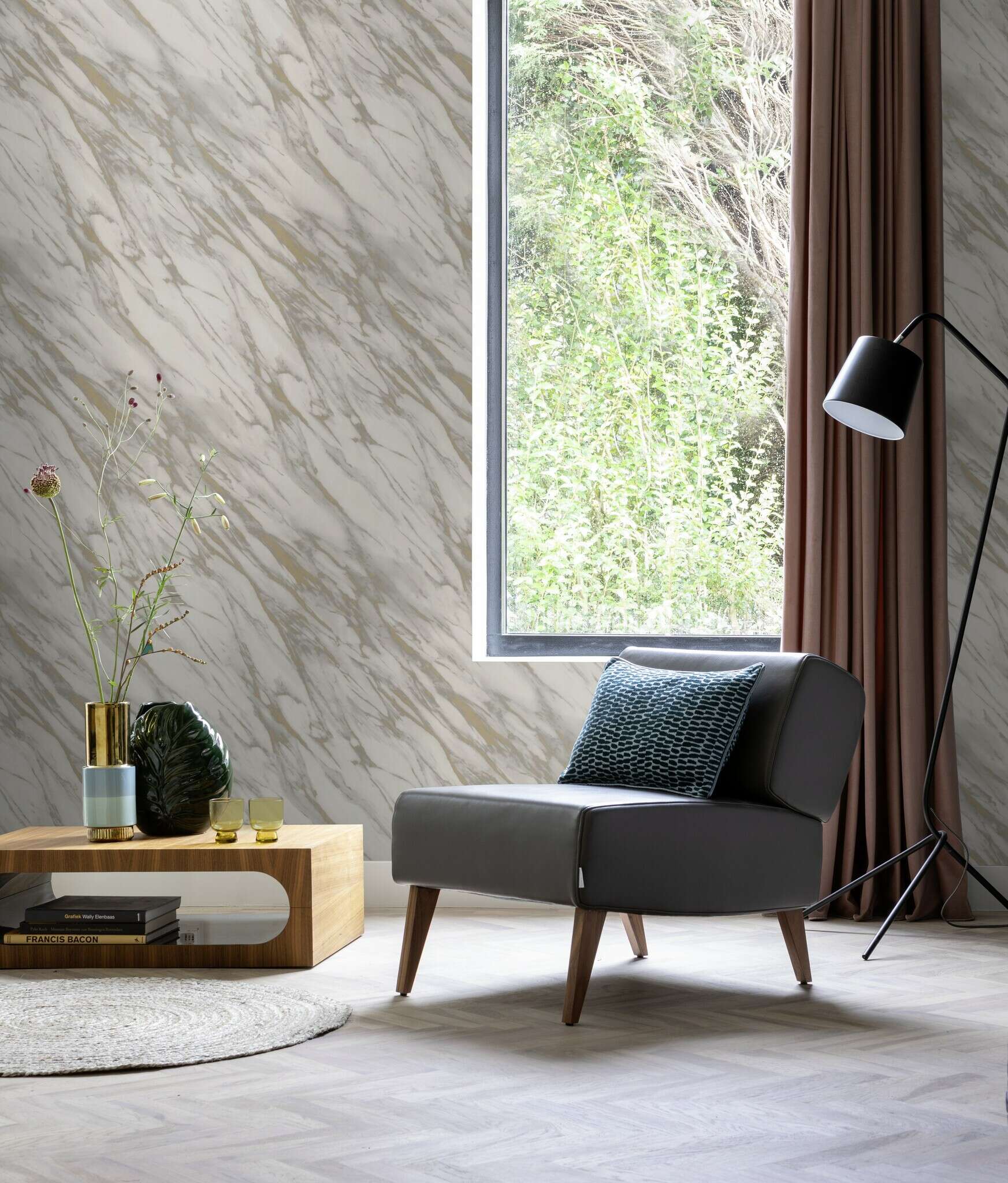 10-200140 Raumsituationen 3 Room with Elegant marble wallpaper with dynamic veins in grey and gold