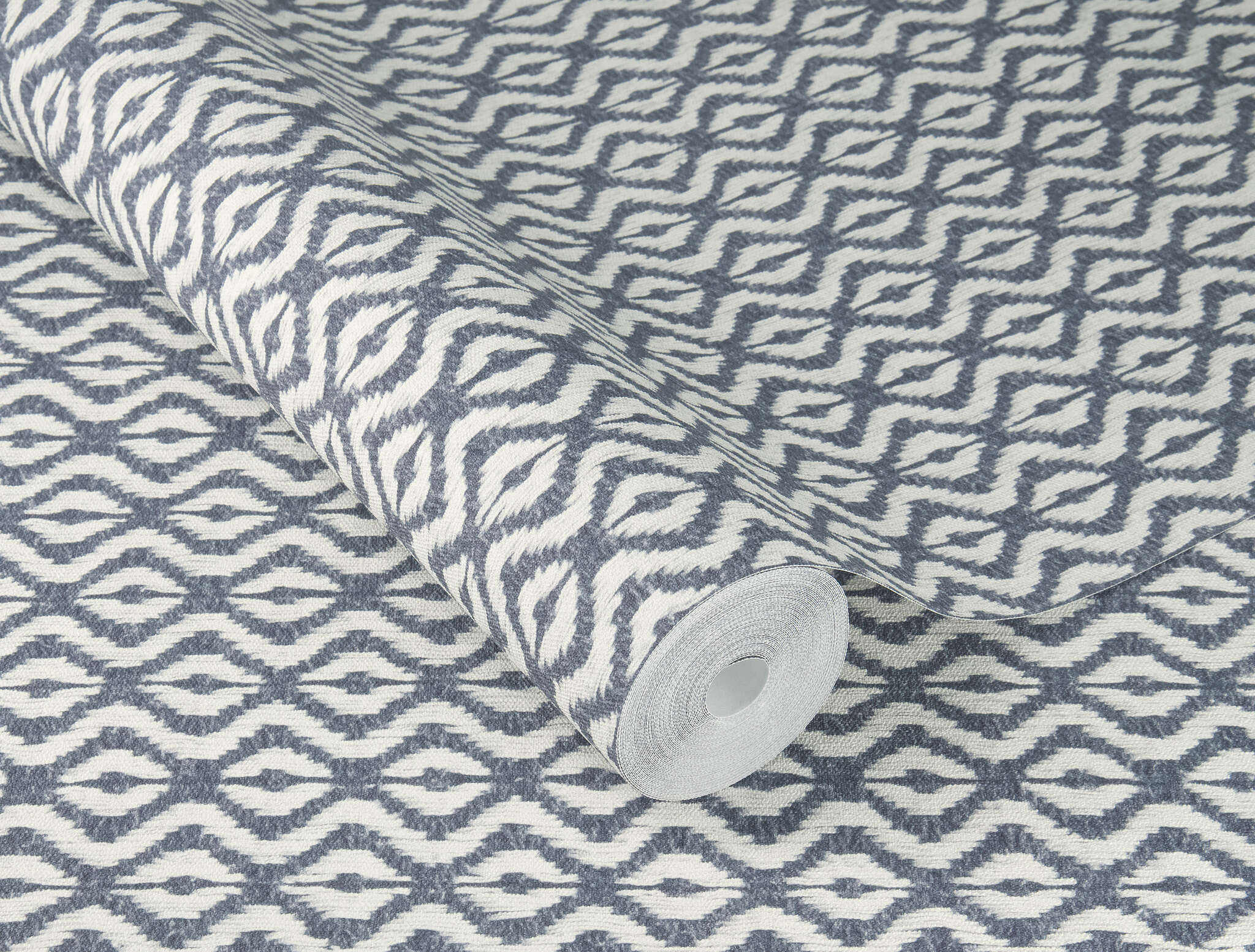 10-410648 Detailaufnahmen 1 Image détaillée de Papier peint intissé avec un petit motif losange bleu et blanc et une texture semblable à celle du textile.