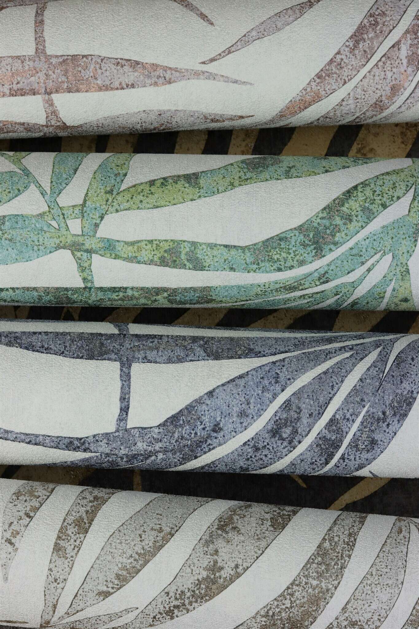 10-617429 Detailaufnahmen 8 Palm leaves non-woven wallpaper in blue-demin Indigo Selection 617429