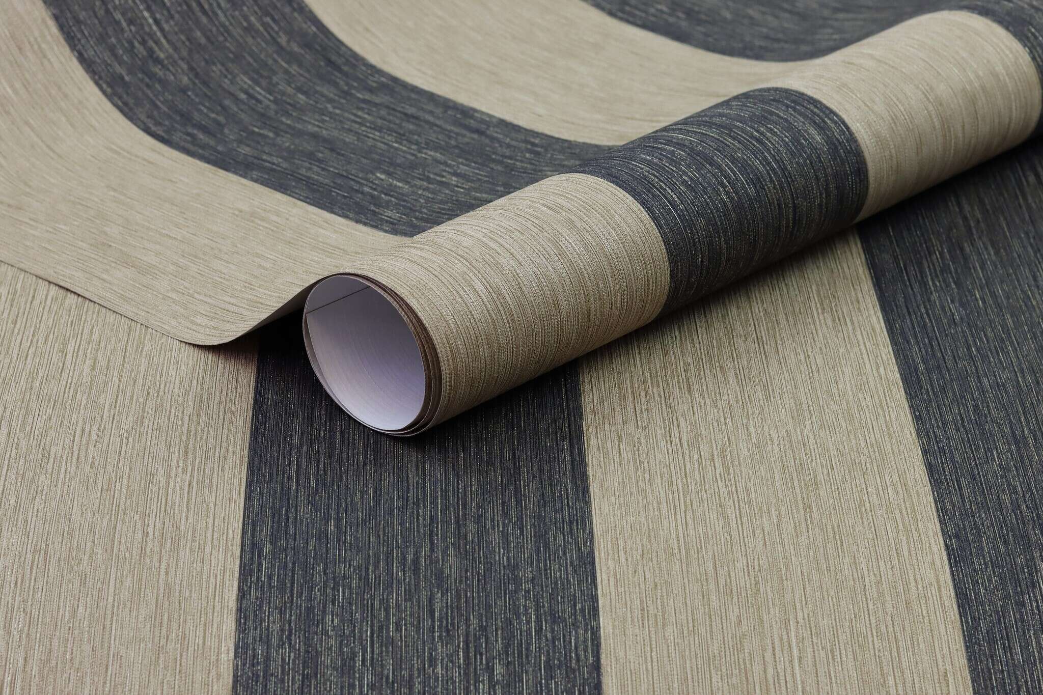 10-844030 Detailaufnahmen 15 Detailed image of Wallpaper with block stripes and grooved texture