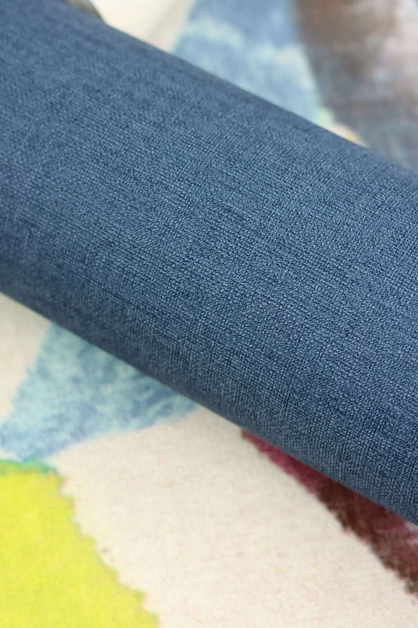 10-452082 Detailaufnahmen 2 Detailed image of Wallpaper in dark blue with a fine fabric effect.