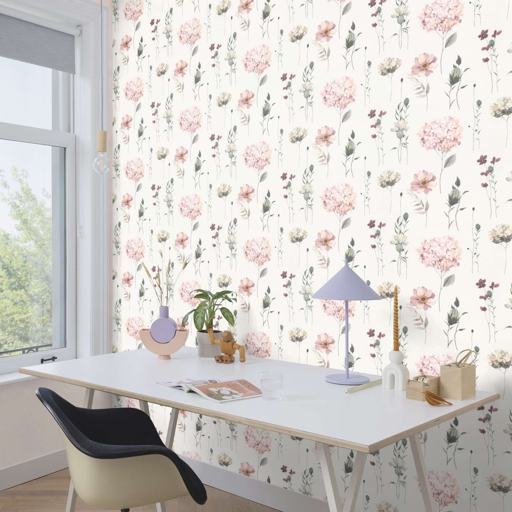 10-300642 Raumsituationen 1 Room with Floral wallpaper with individual, delicately painted flowers in pink, cream and burgundy on a light background