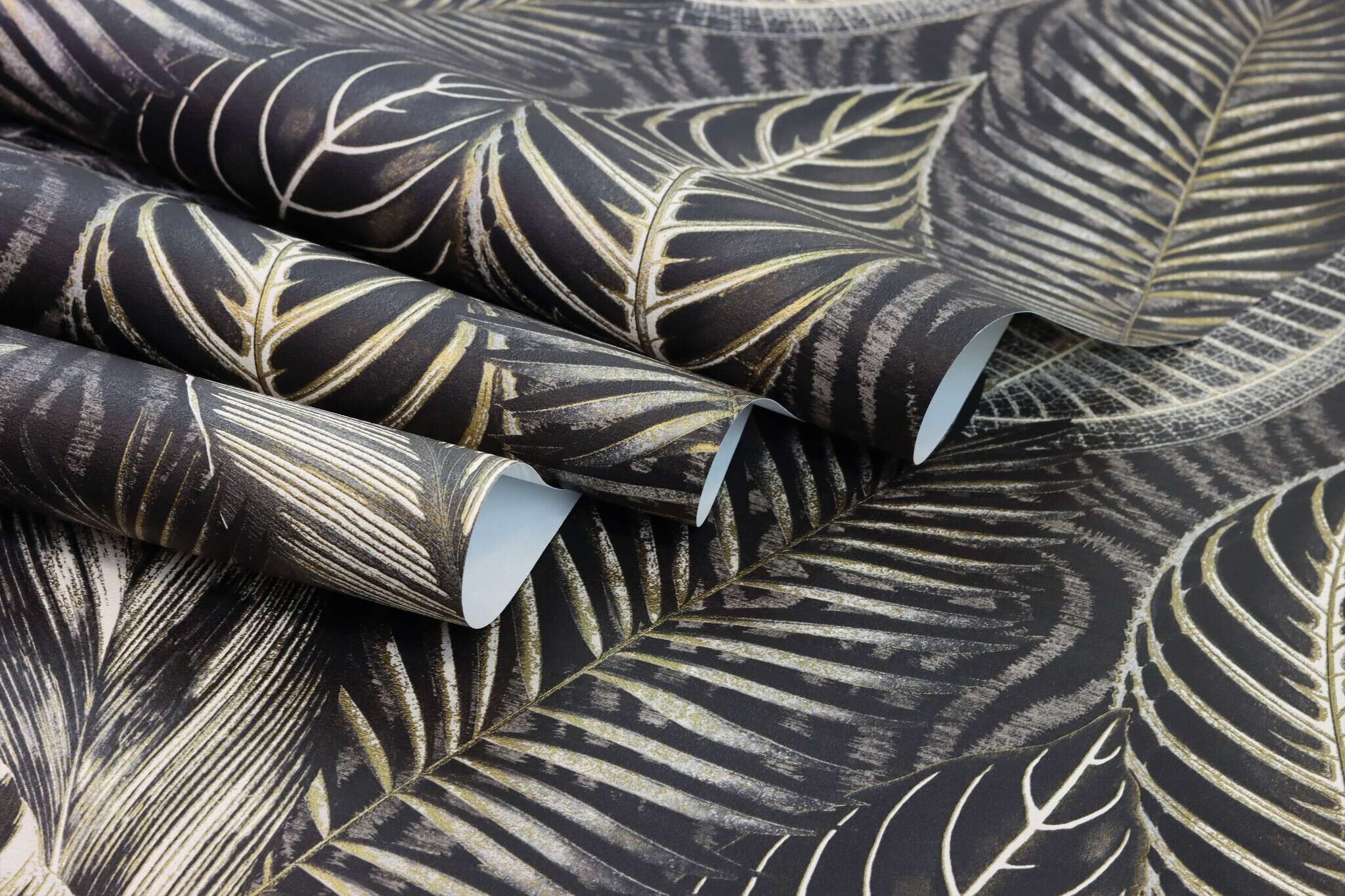 10-751833 Detailaufnahmen 4 Detailed image of A wide variety of oversized leaves in shades of black with highlights in shiny gold