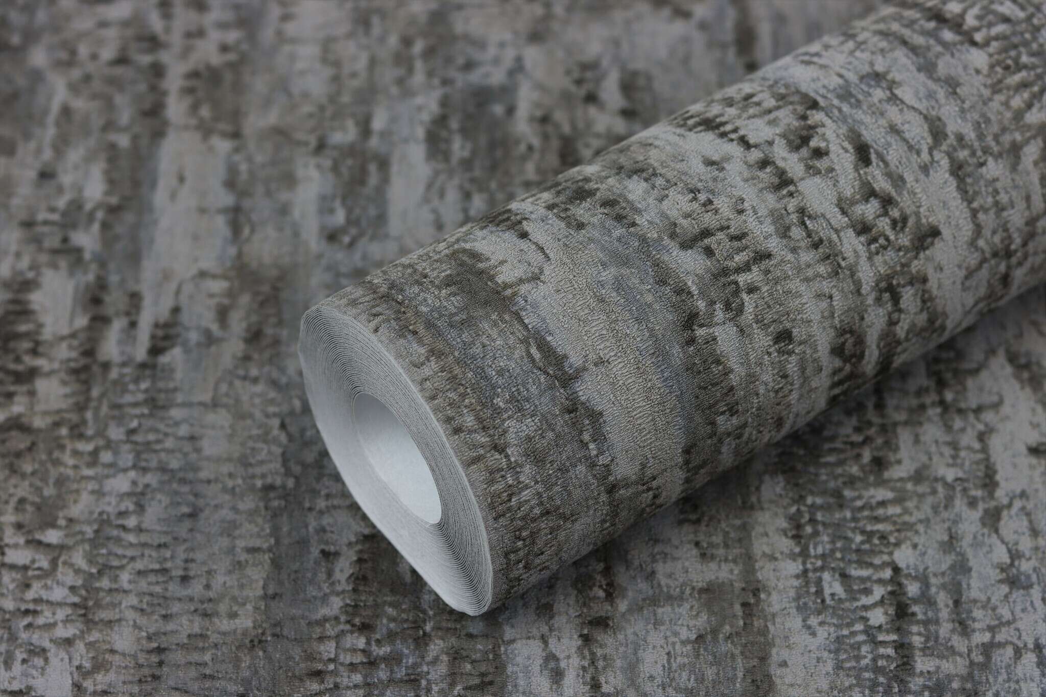 10-554076 Detailaufnahmen 4 Detailed image of Wallpaper with a grain that looks like tree bark