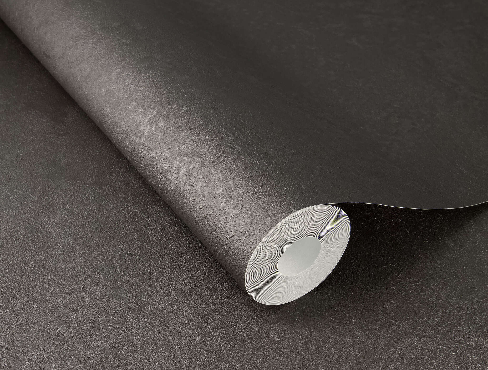 10-315189 Detailaufnahmen 1 Image détaillée de Papier peint foncé anthracite avec une texture métallique oxydée profonde – puissant et urbain.