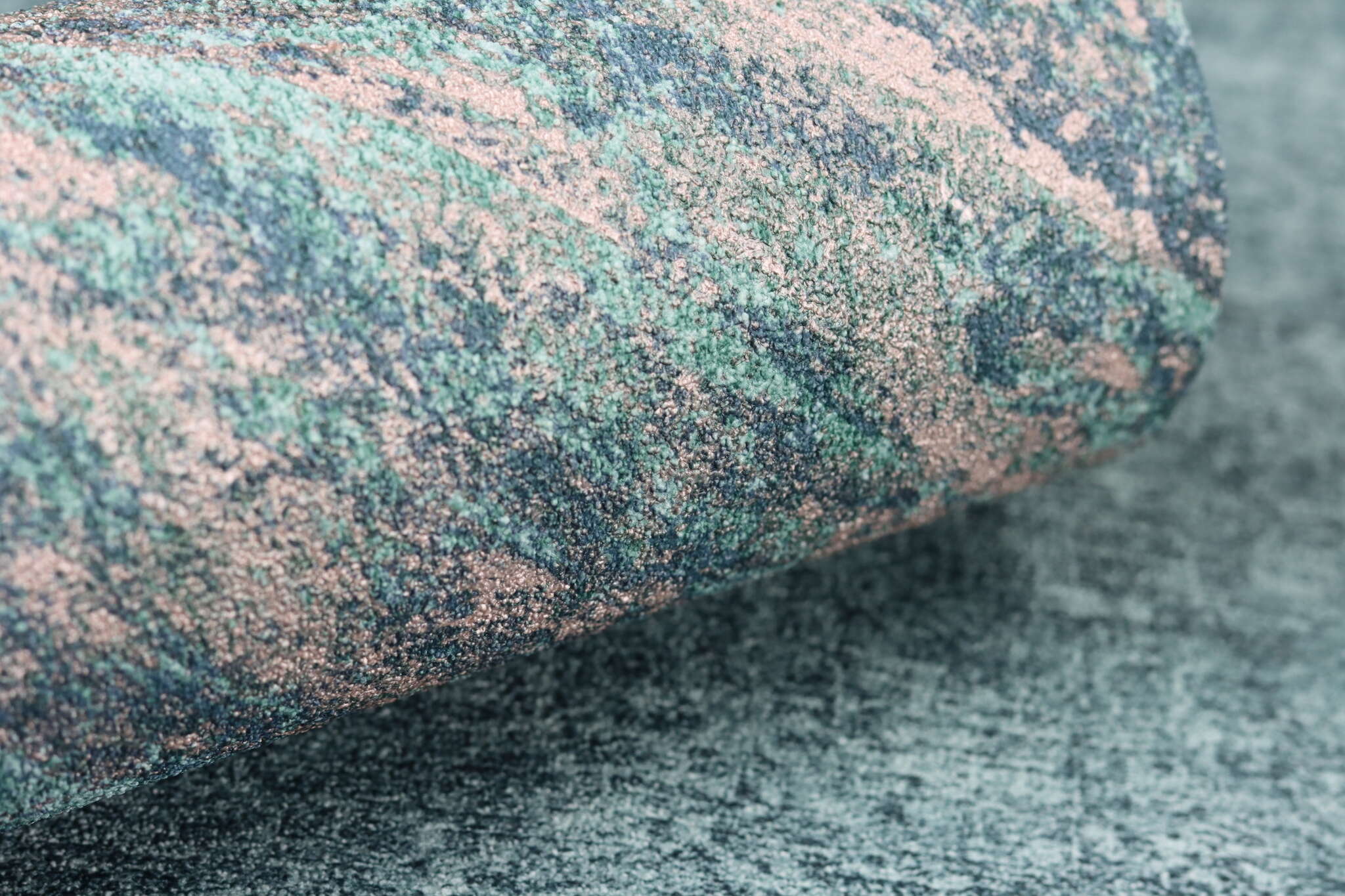 10-617153 Detailaufnahmen 39 Non-woven wallpaper with plaster look in petrol 617153