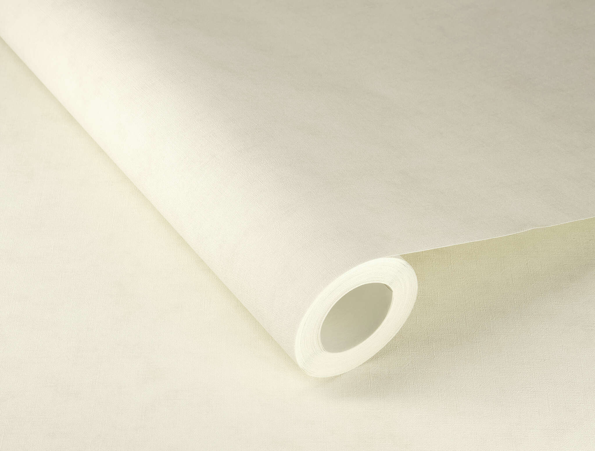 10-330007 Detailaufnahmen 1 Detailed image of Plain wallpaper in delicate ivory with a fine textile surface – subtle, light and friendly.