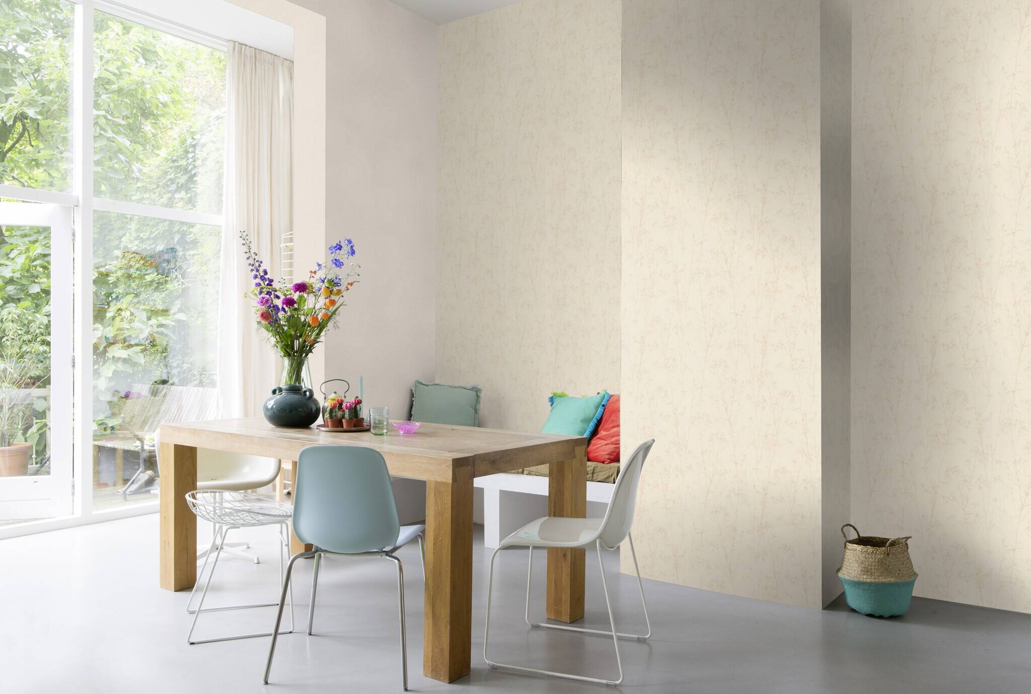 10-448504 Raumsituationen 6 Room with Delicate non-woven wallpaper in a light pink tone with a fine, textile-like texture – ideal for a soft, cosy ambience.