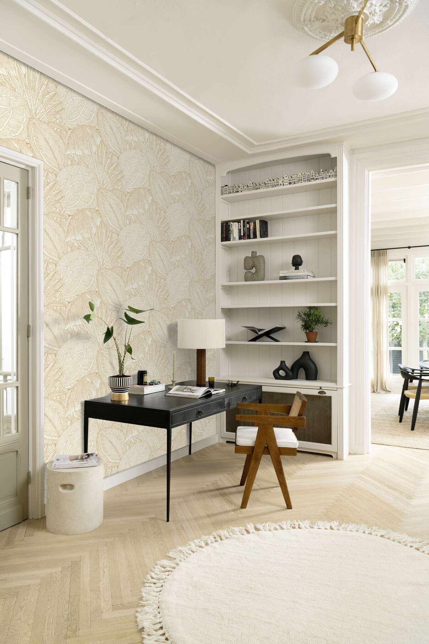 10-580822 Raumsituationen 2 Room with Wallpaper with sketched leaves and large plants