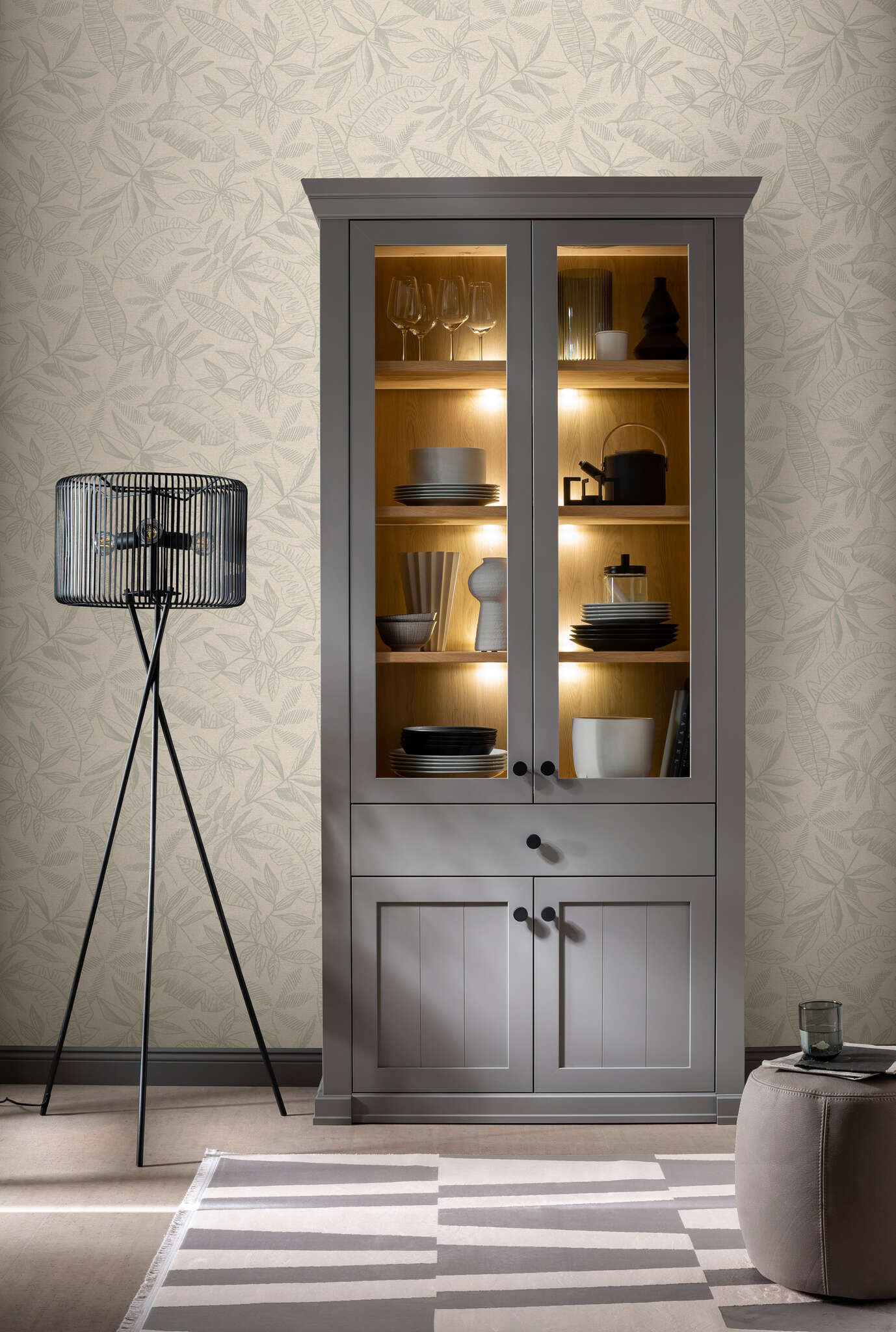 10-600551 Raumbilder 2 Room with Wallpaper with large, sketched leaves in comic style