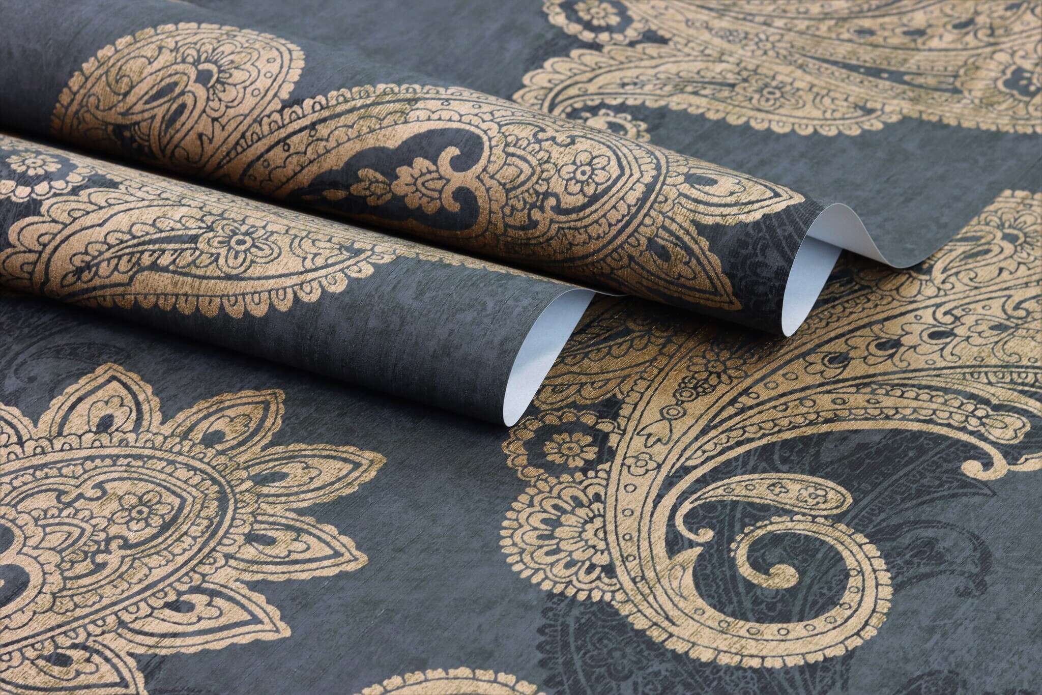 10-746464 Detailaufnahmen 7 Detailed image of Oriental wallpaper with paisley-style ornaments