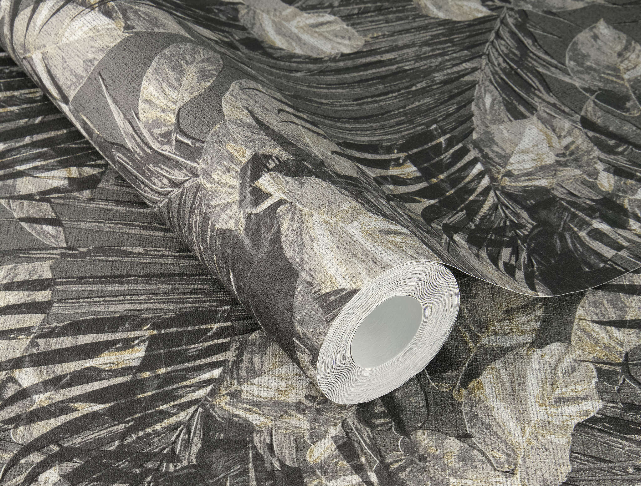 10-600155 Detailaufnahmen 1 Detailed image of Tropical wallpaper with palm leaves and monstera