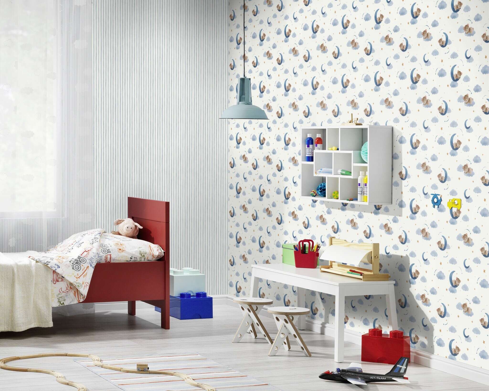 Raum mit Verspielte Tapete mit kleinen Bären auf Monden, Wolken und Sternen in Blau und Beige