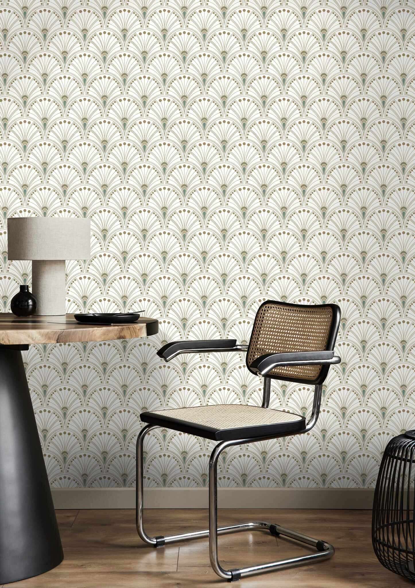 10-792232 Raumbilder 1 Room with Art Deco-style wallpaper with stylised peacock fan