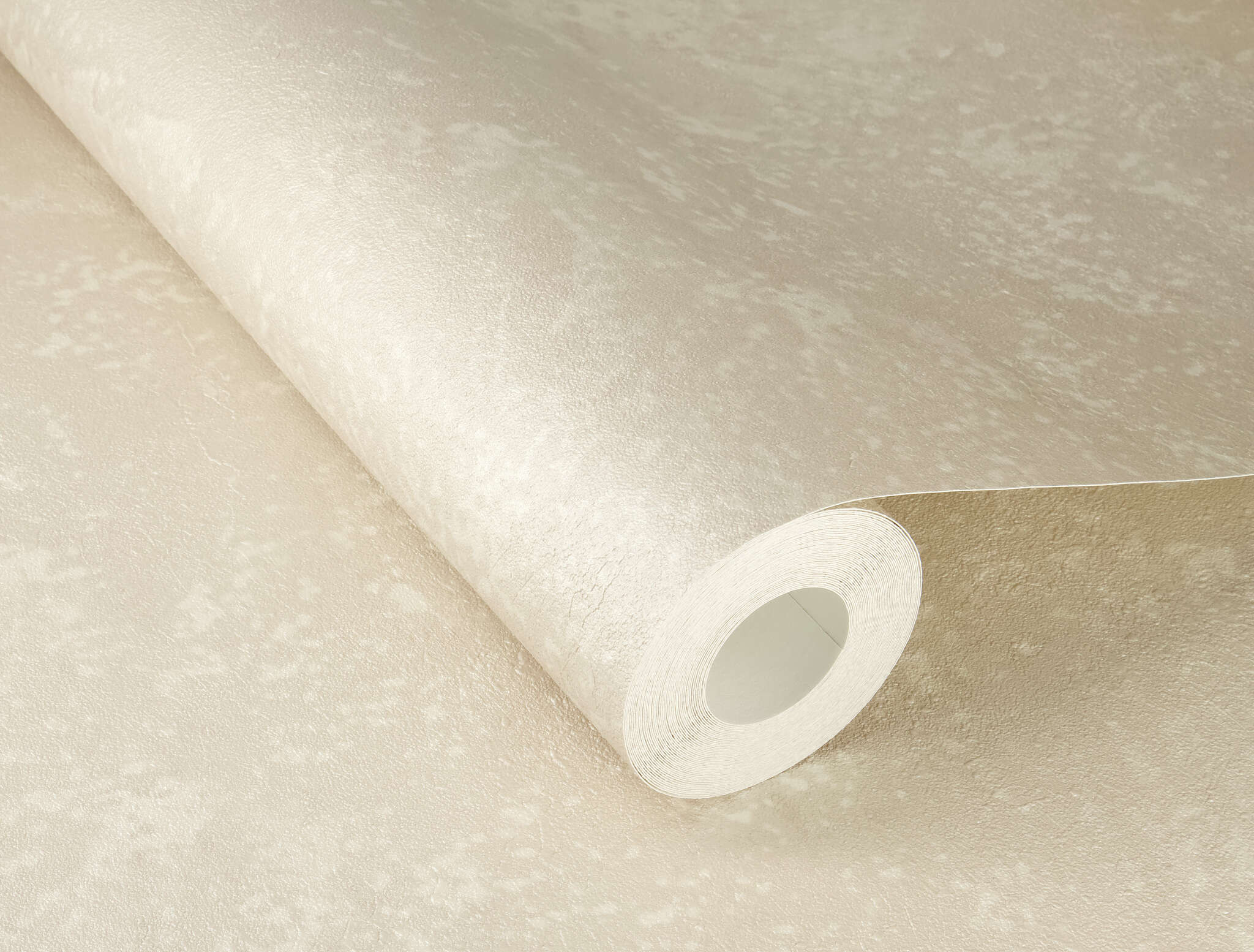 10-315110 Detailaufnahmen 1 Detailed image of Beige non-woven wallpaper with a fine, irregular texture in an aged metal look – soft and full of character.