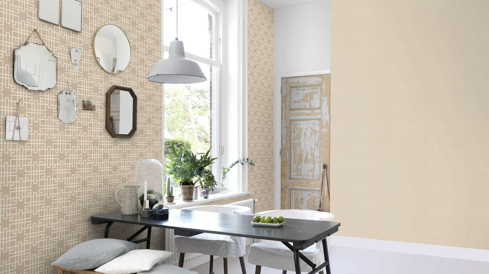 10-407938 Raumsituationen 1 Room with Subtle beige wallpaper in a textile linen look for harmonious wall design