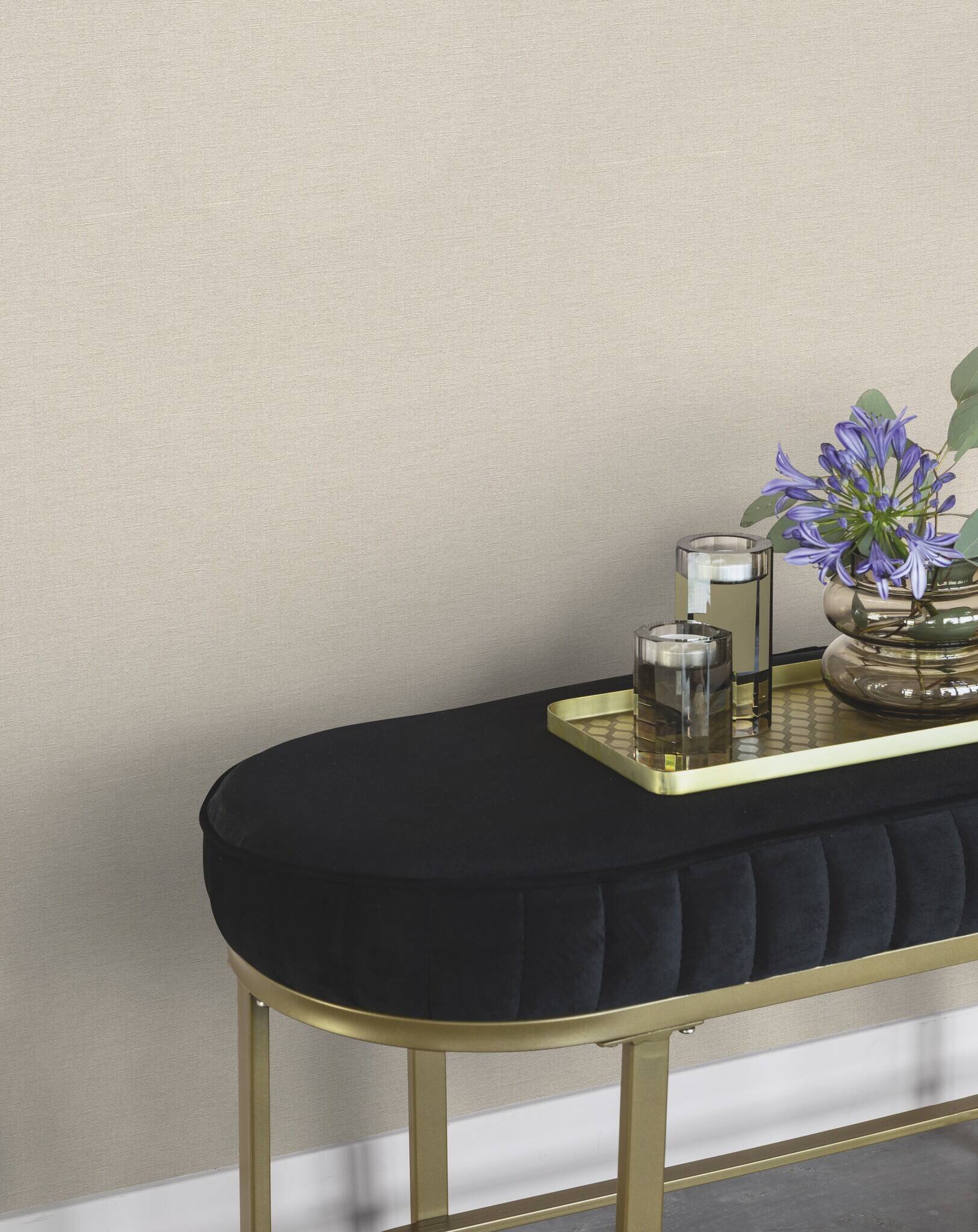 10-448634 Raumsituationen 7 Room with Plain wallpaper in beige with a textile linen-like surface, ideal for cosy room designs.