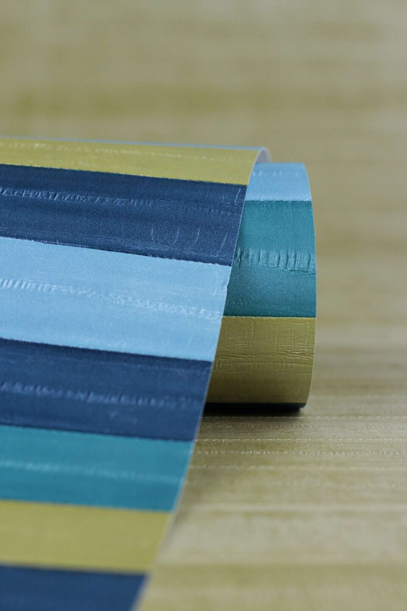 10-418736 Detailaufnahmen 7 Leather-look non-woven wallpaper in turquoise-dark turquoise Selection 418736