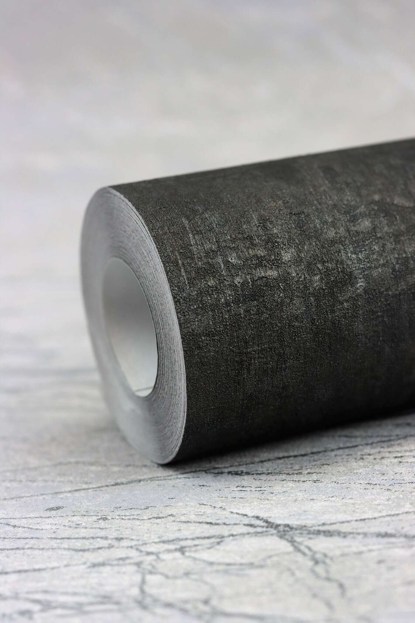 10-429268 Detailaufnahmen 11 Image détaillée de Papier peint non tissé foncé avec une surface mate et une texture structurée anthracite.