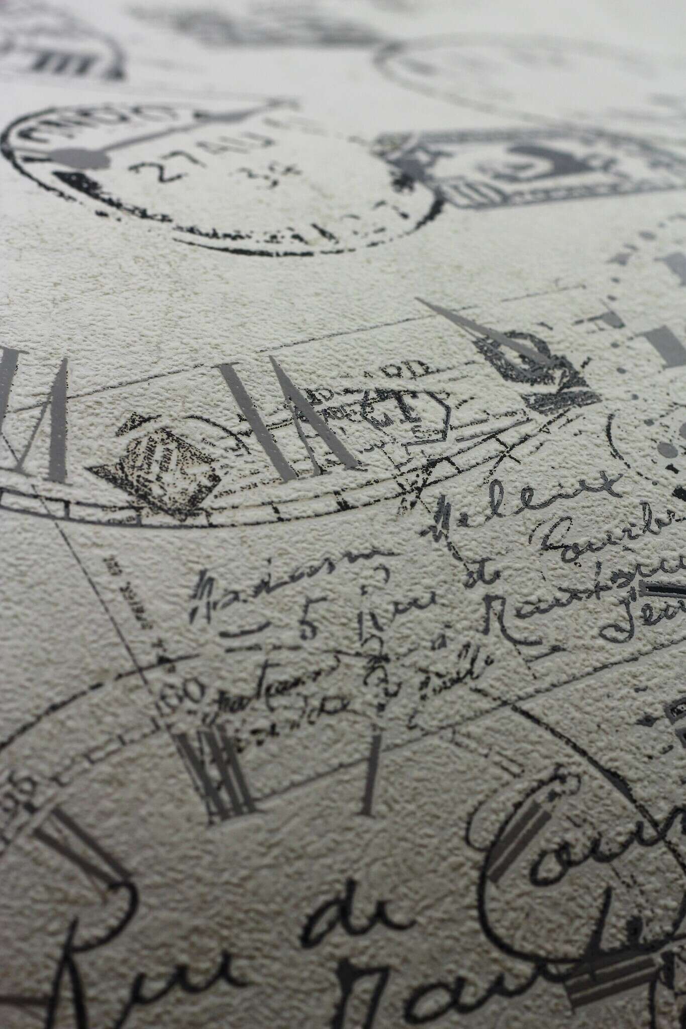 10-649208 Detailaufnahmen 2 Detailed image of Wallpaper with clocks, postcards and stamps
