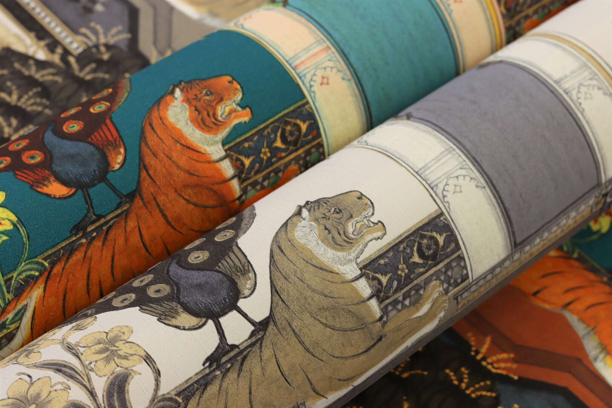 10-746228 Detailaufnahmen 5 Detailed image of Oriental wallpaper with animals in a symmetrical arrangement